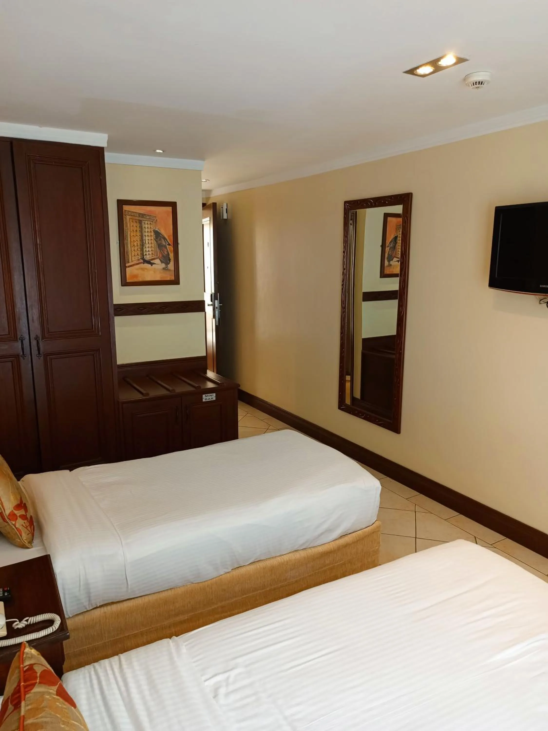 Photo of the whole room, Bed in The Heron By Sarovar Portico India