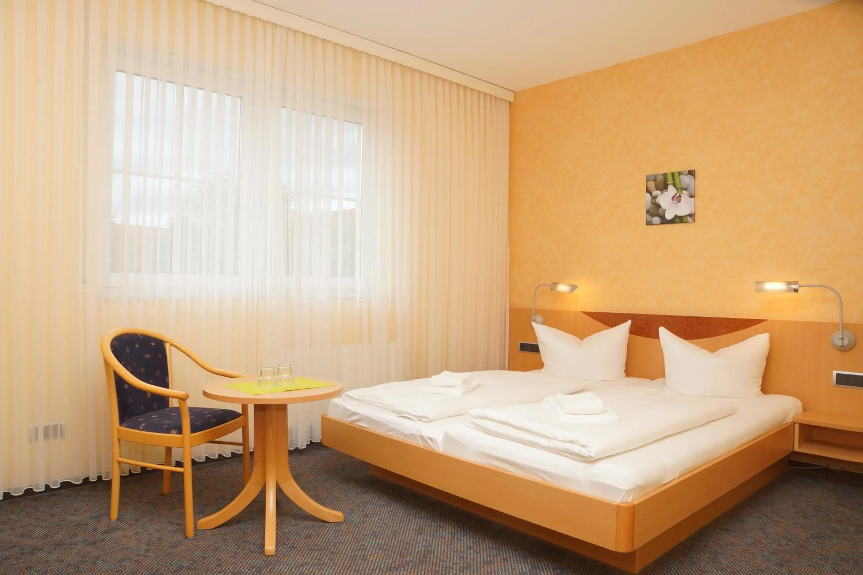 Photo of the whole room, Bed in Warias Hotel & Restaurant am Geiseltalsee - Nähe Merseburg