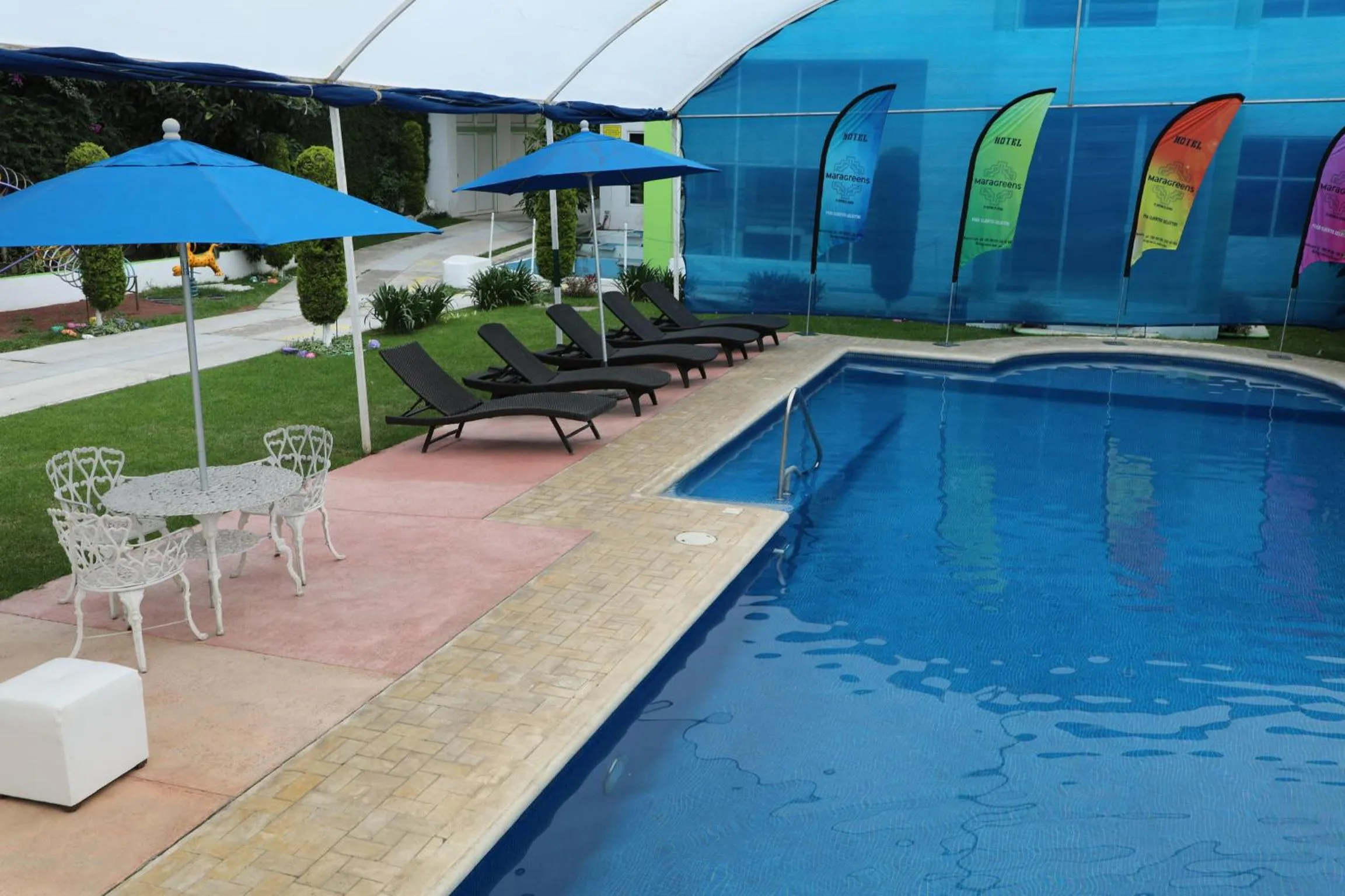 Swimming pool in Hotel Maragreens