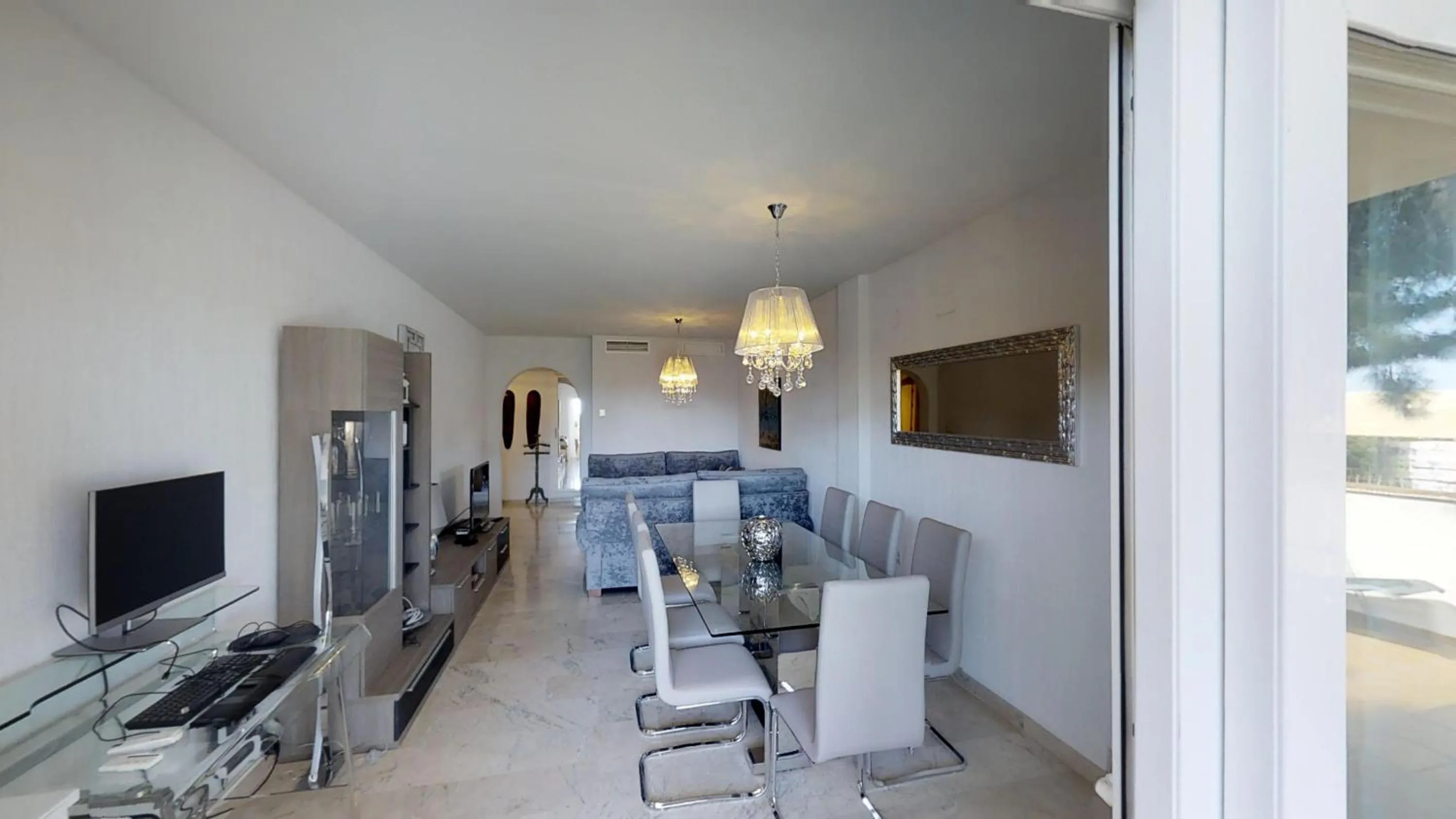 Living room in Very nice family apartment, direct pool access