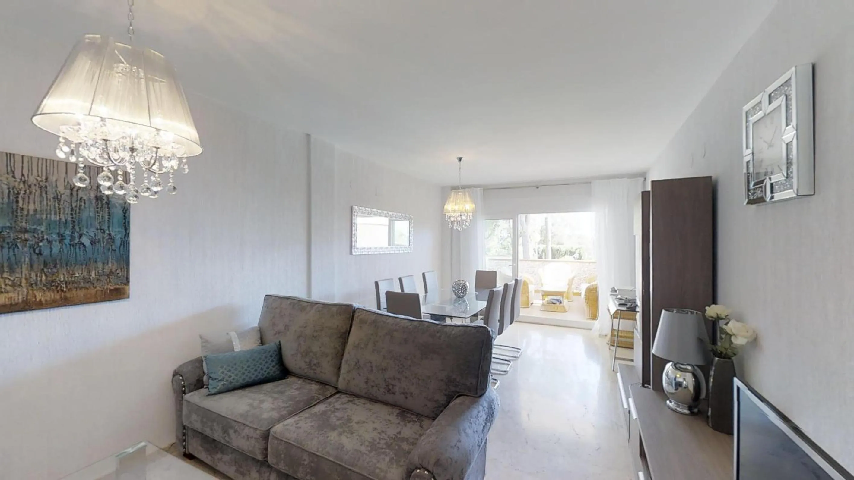 Living room in Very nice family apartment, direct pool access