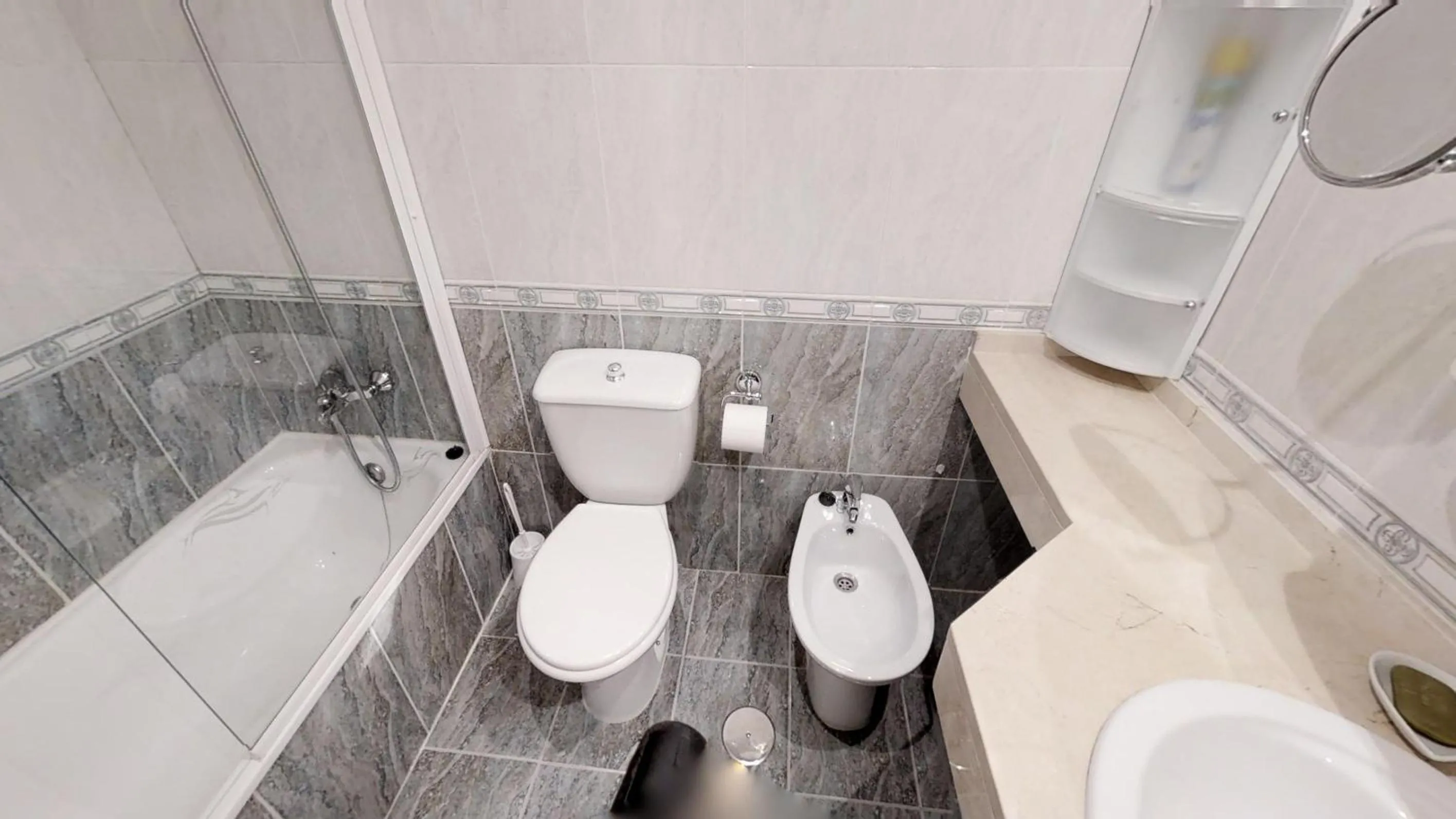 Toilet in Very nice family apartment, direct pool access