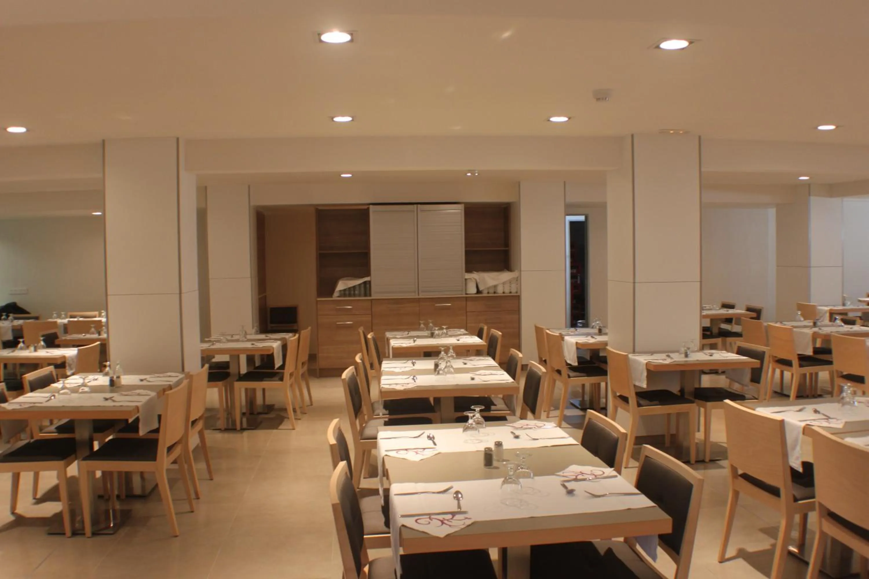 Restaurant/places to eat in Hotel Riviera