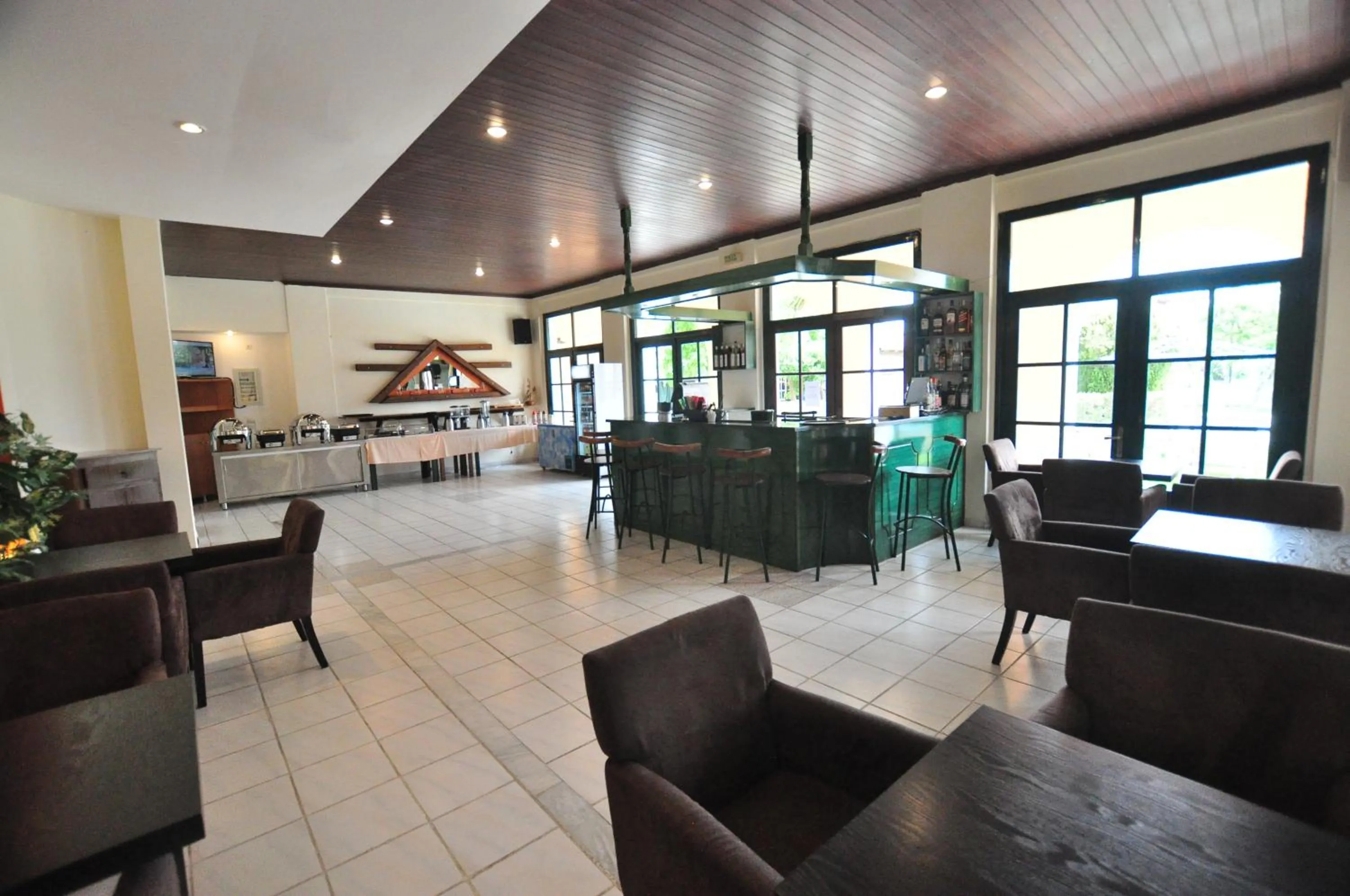 Restaurant/places to eat in Acharavi Garden