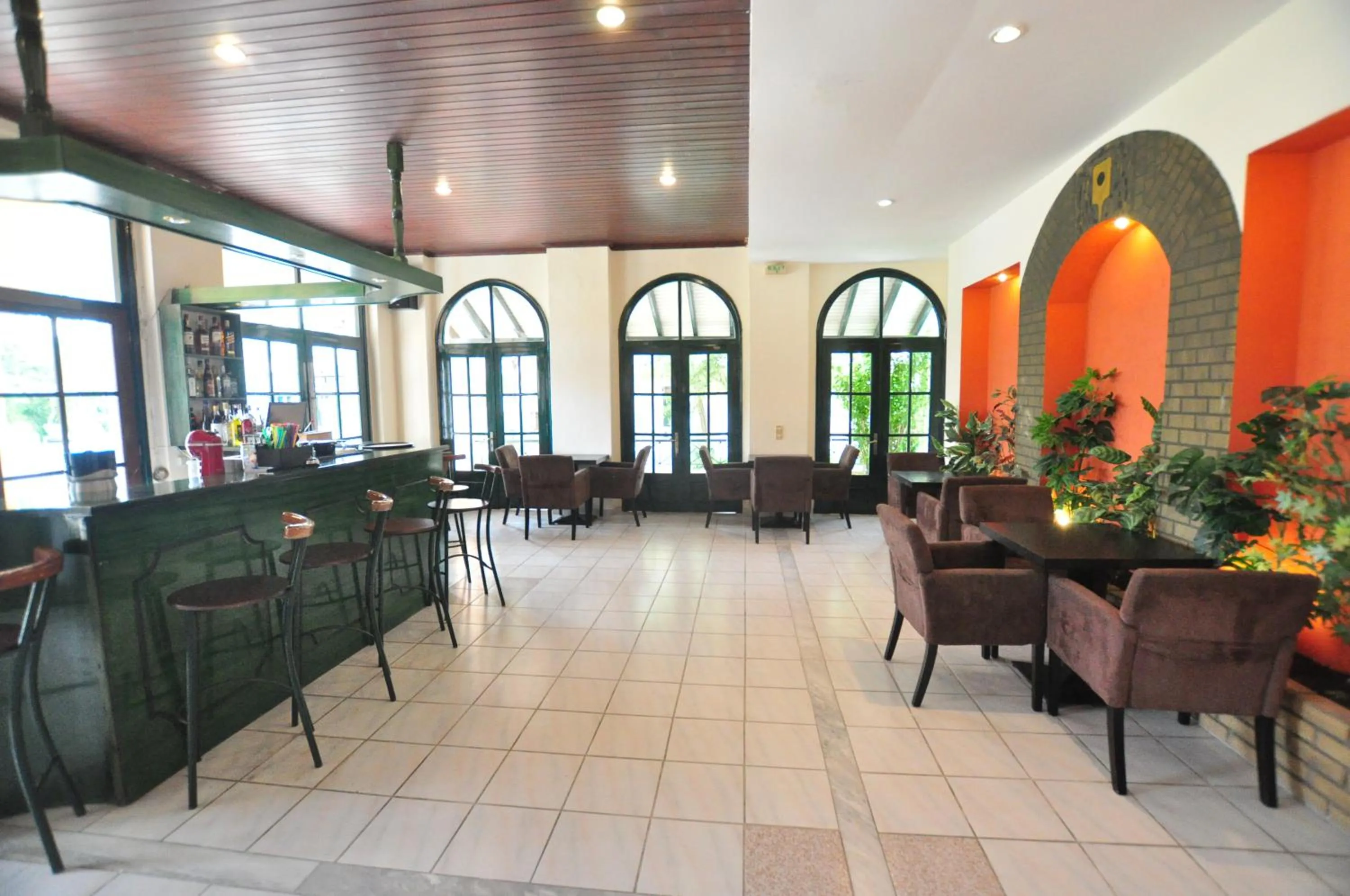 Restaurant/places to eat in Acharavi Garden