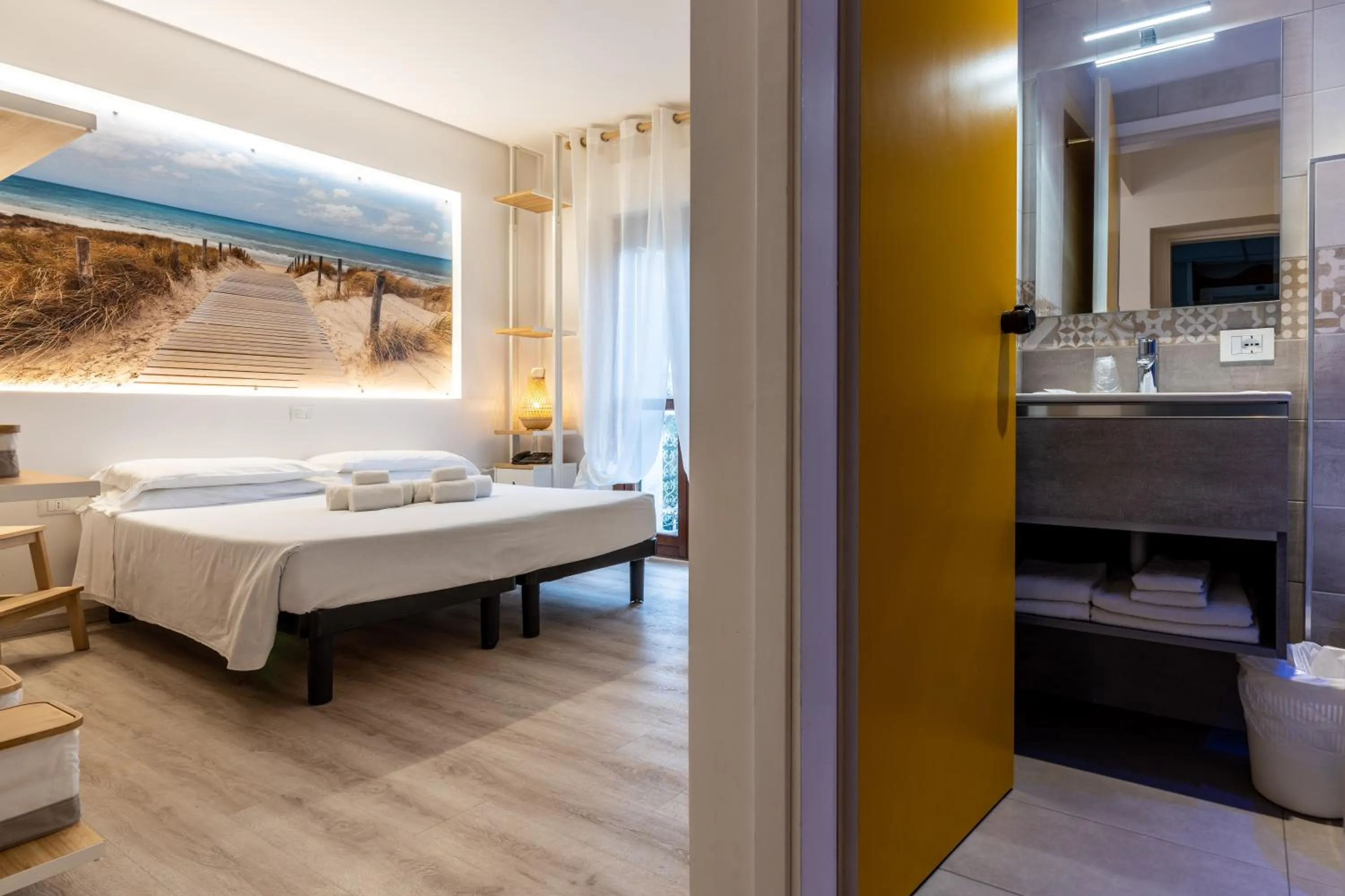 Bathroom, Bed in Hotel Germania