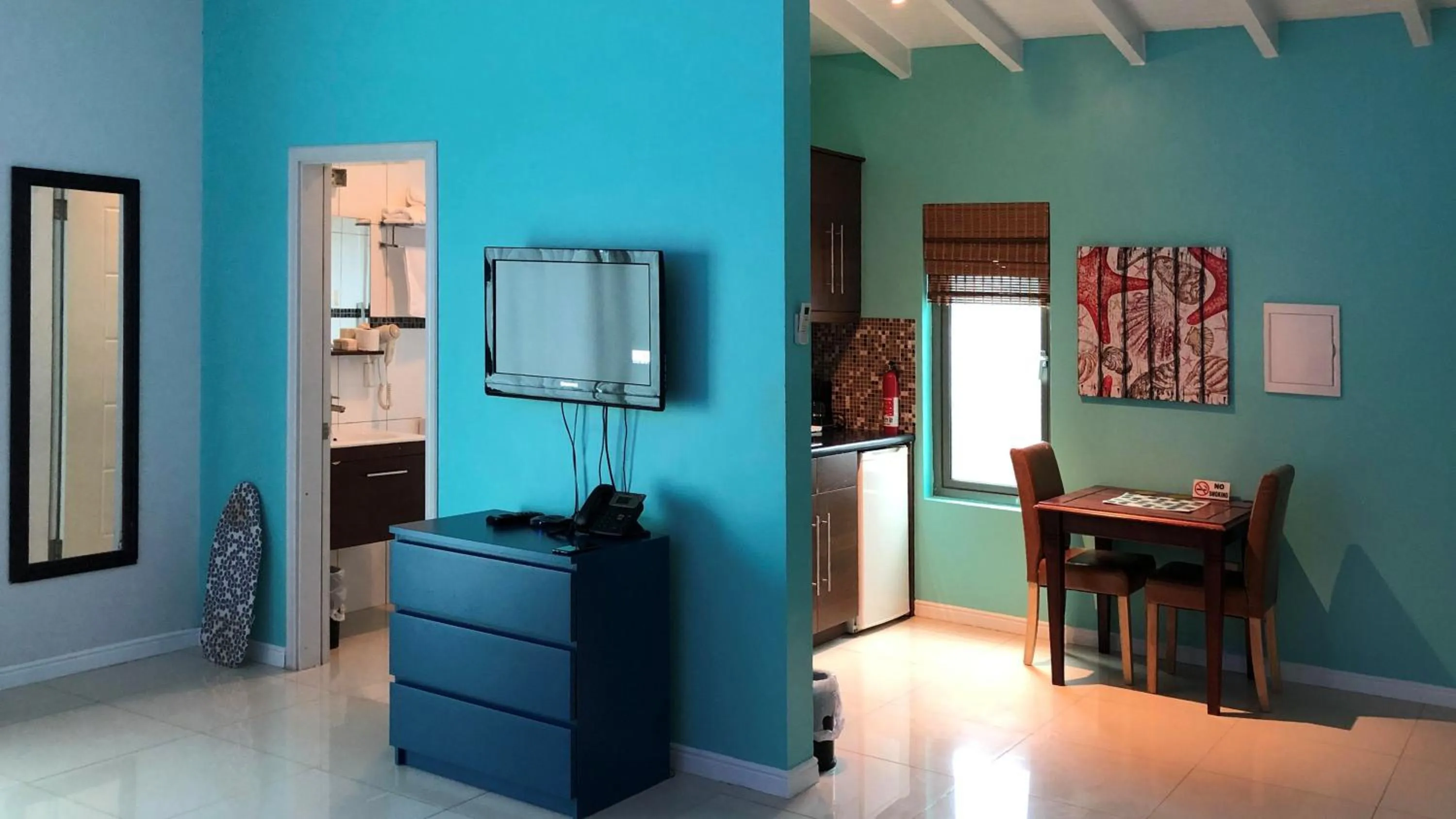 TV and multimedia in Quints Travelers Inn