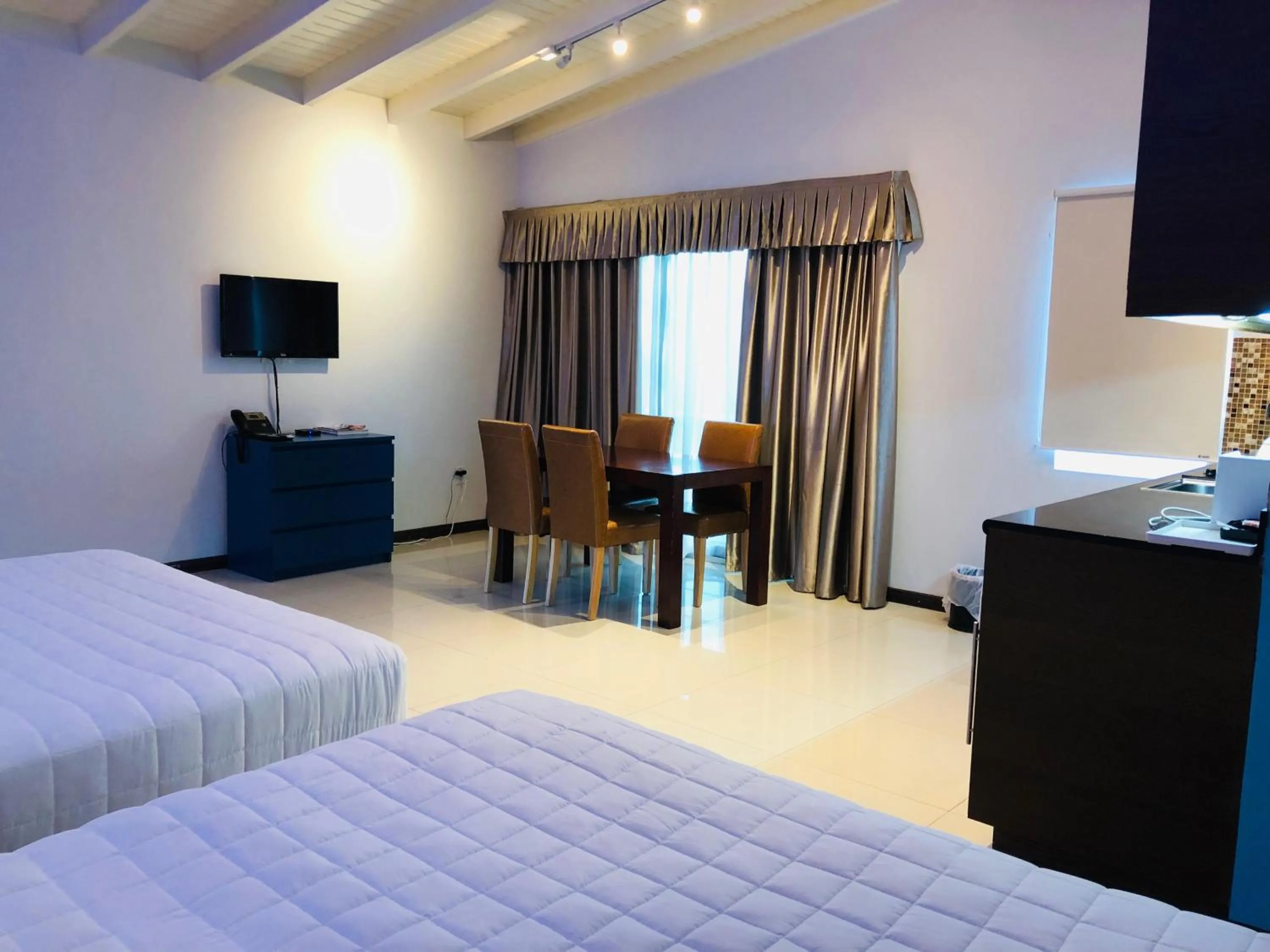 Photo of the whole room, Bed in Quints Travelers Inn