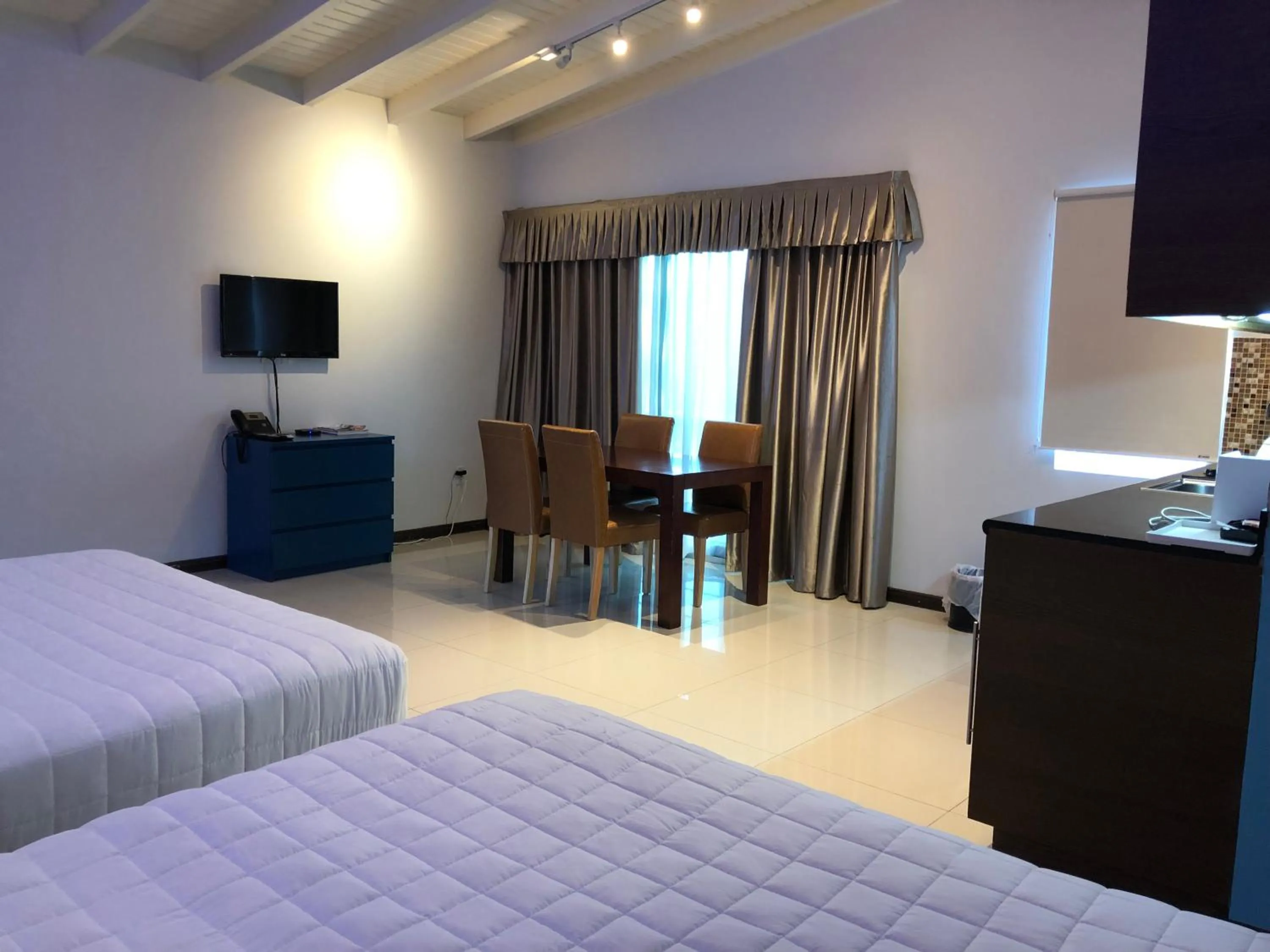 TV and multimedia, Bed in Quints Travelers Inn