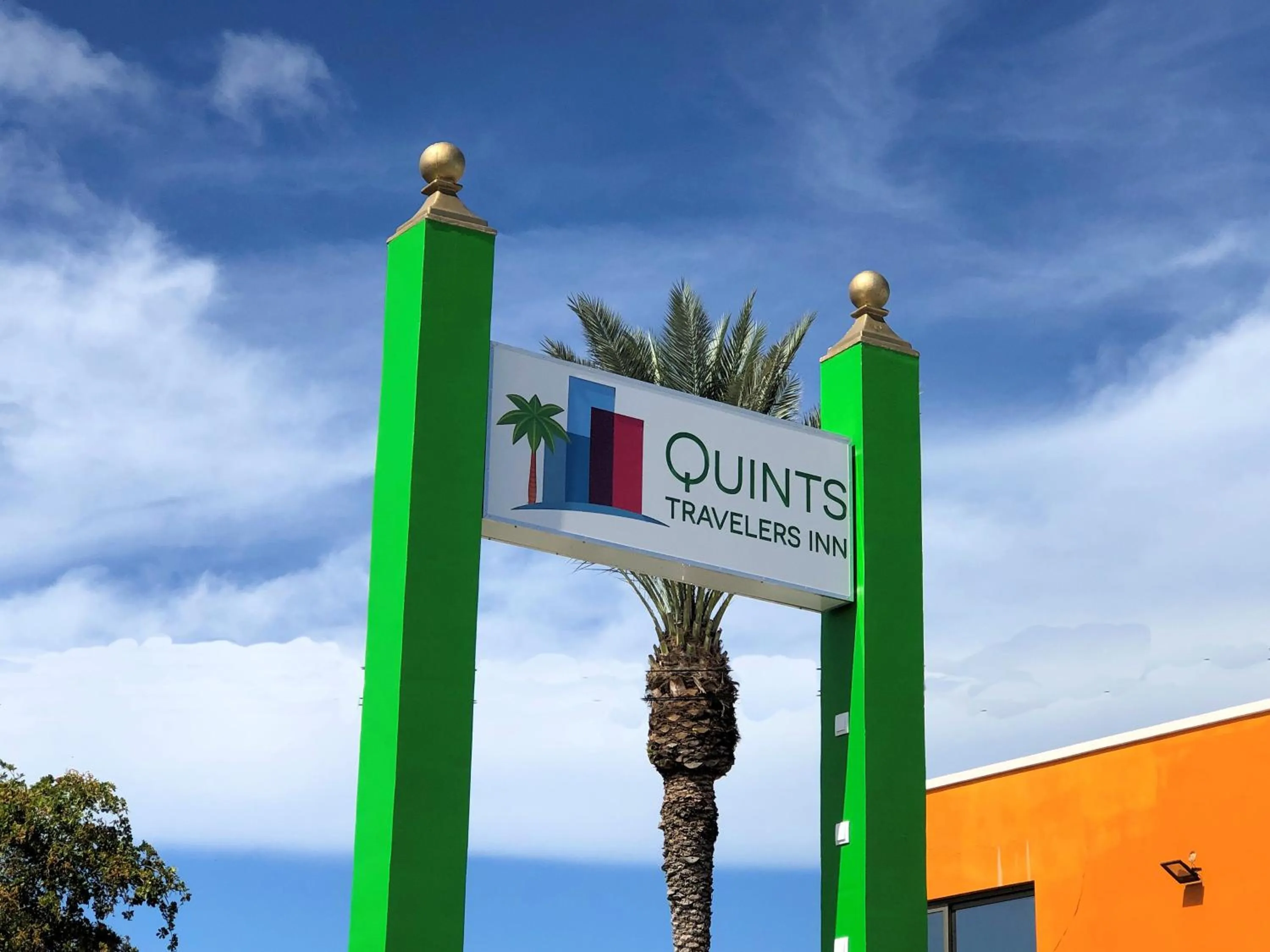 Logo/Certificate/Sign in Quints Travelers Inn