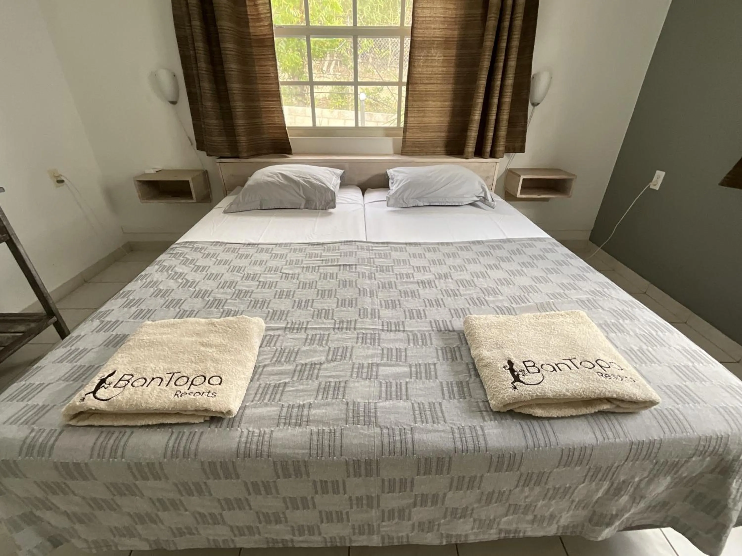 Bedroom, Bed in Bantopa Apartments