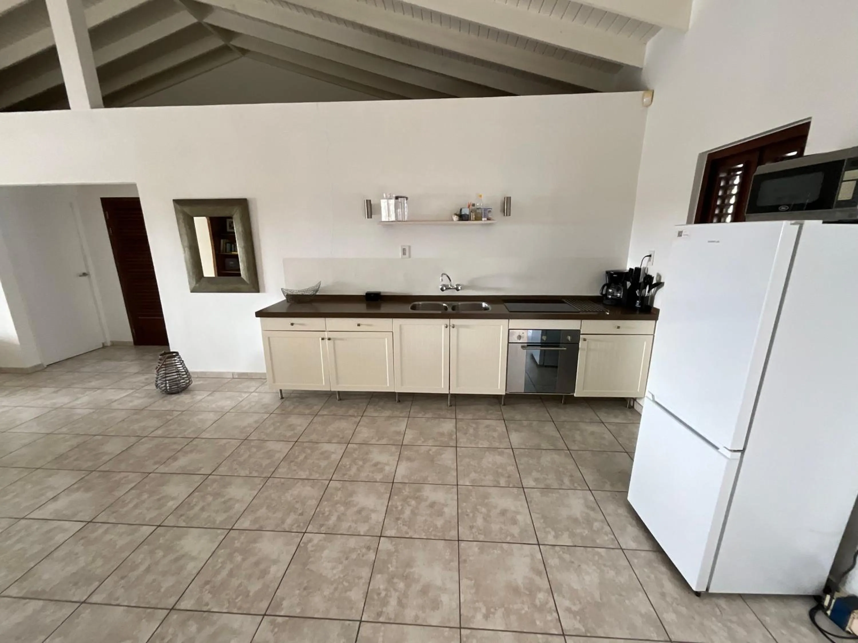 kitchen in Bantopa Apartments