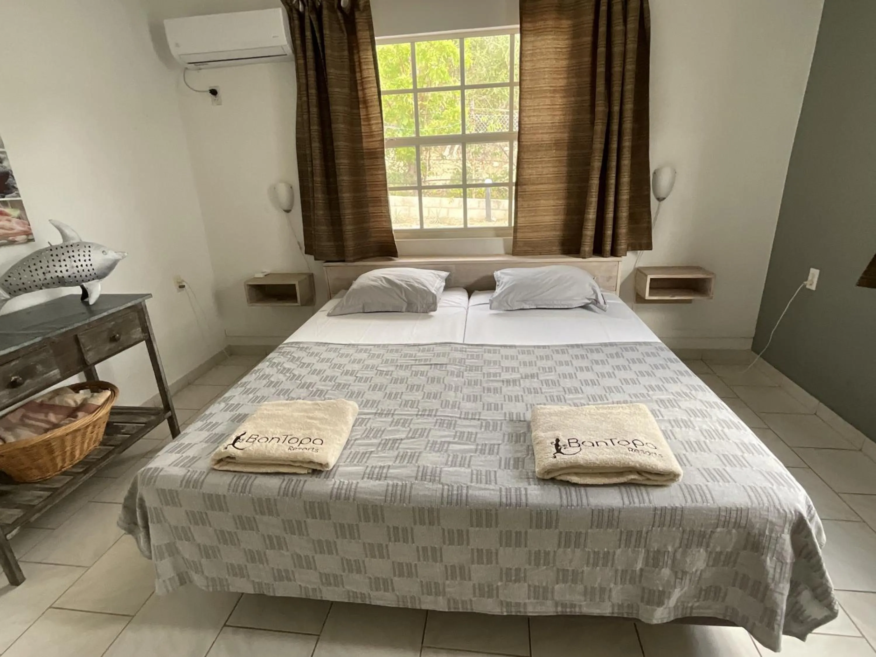 Bedroom, Bed in Bantopa Apartments