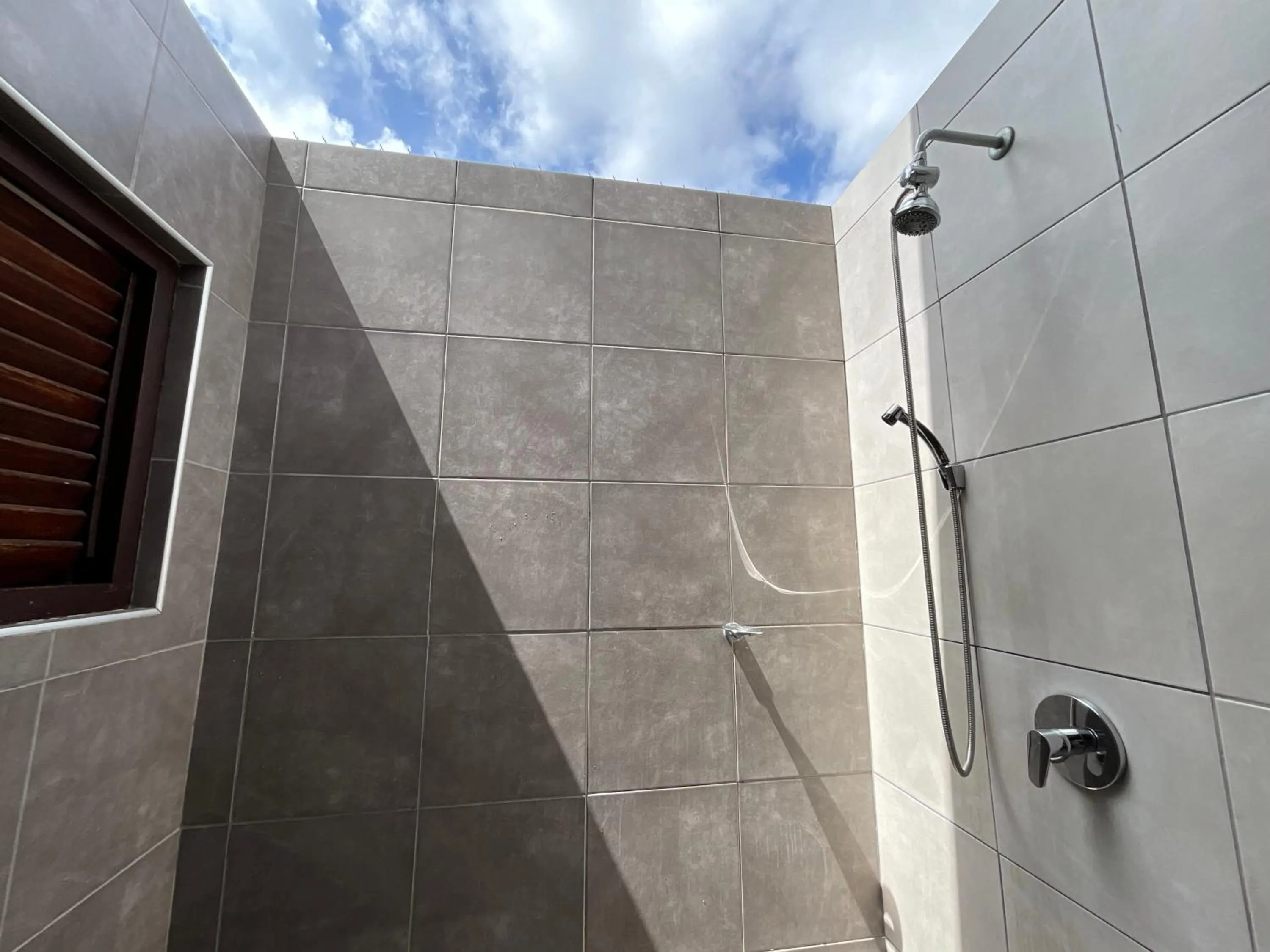 Shower in Bantopa Apartments