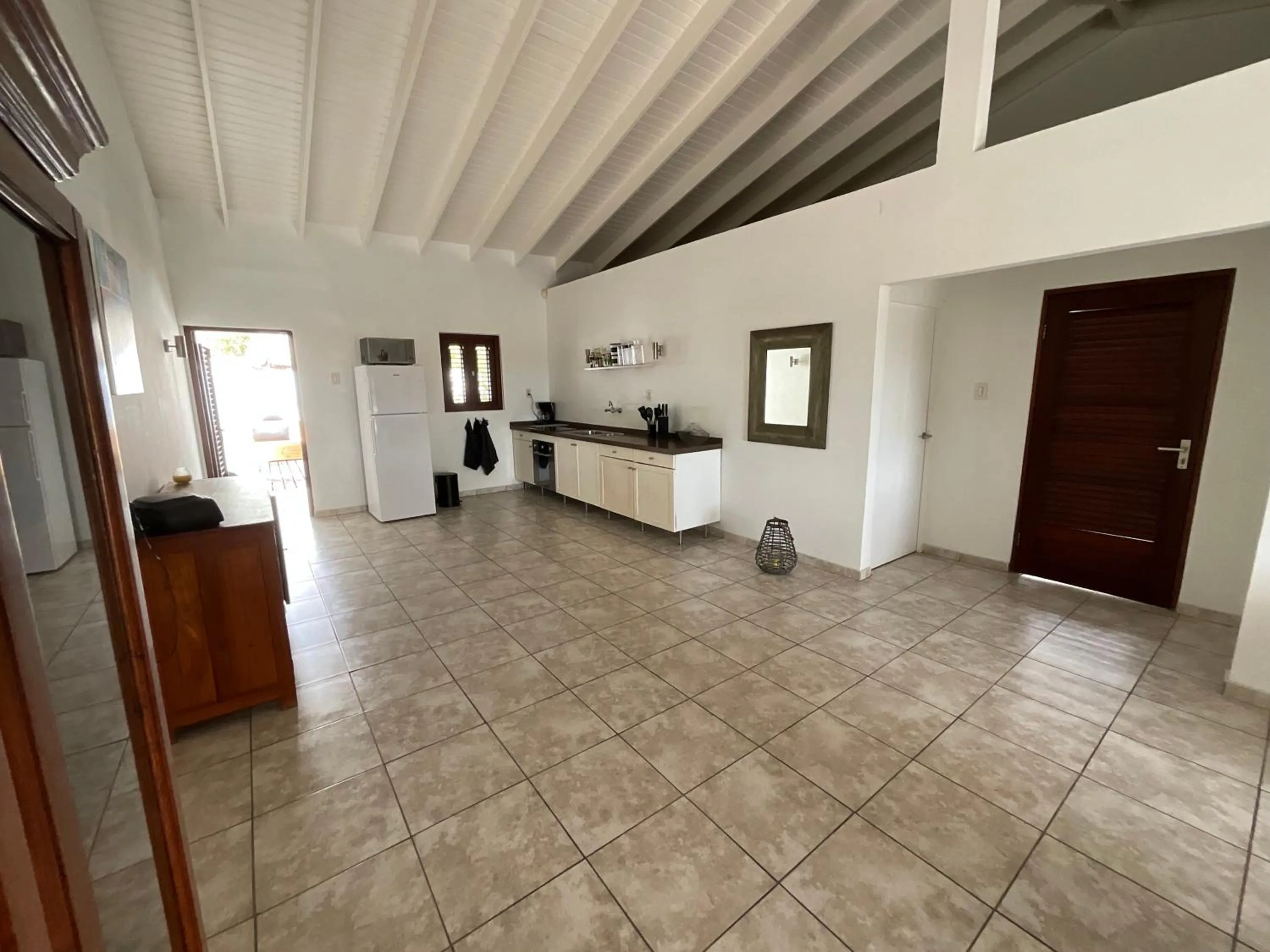 kitchen in Bantopa Apartments