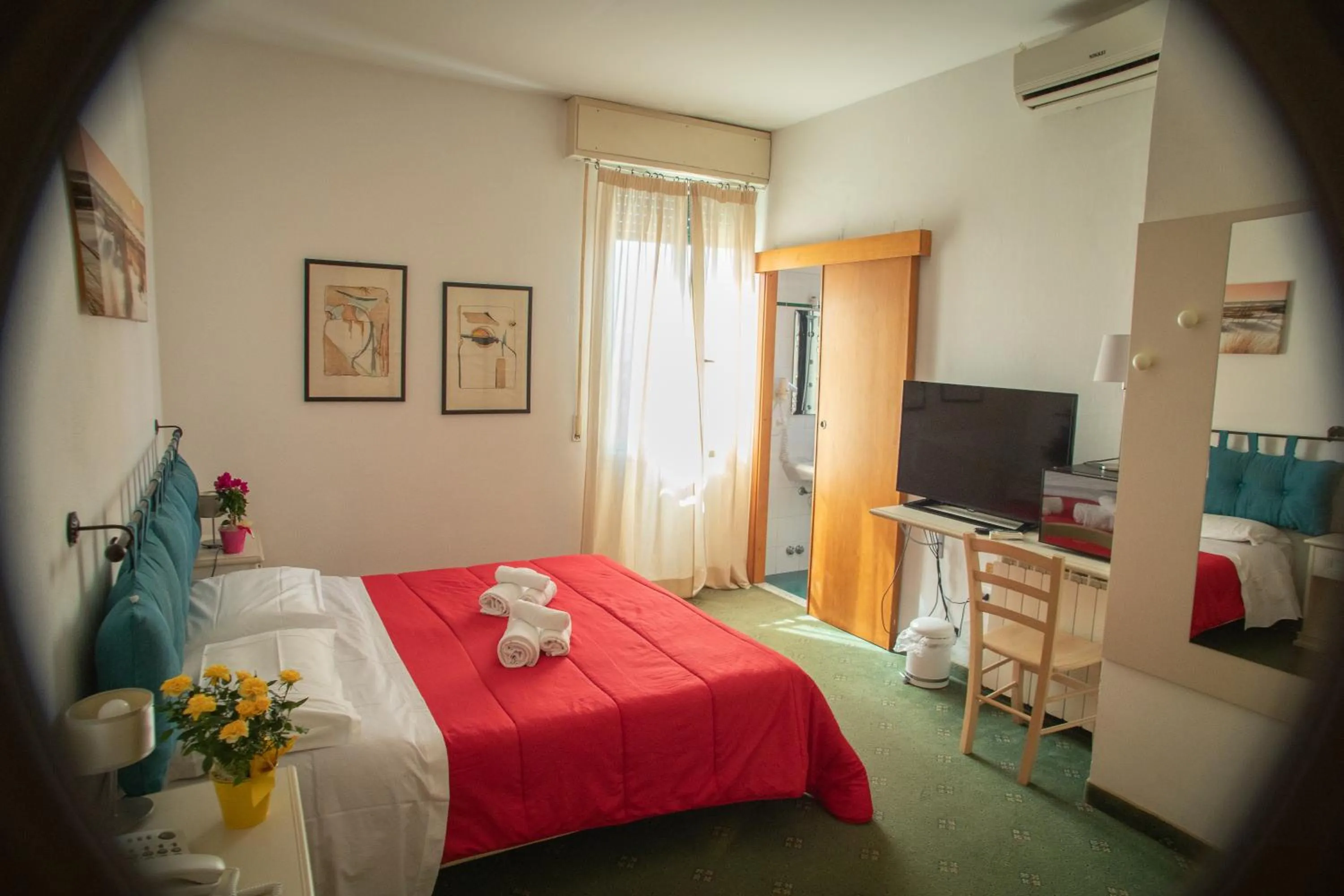 Bathroom, Bed in Hotel Ariston