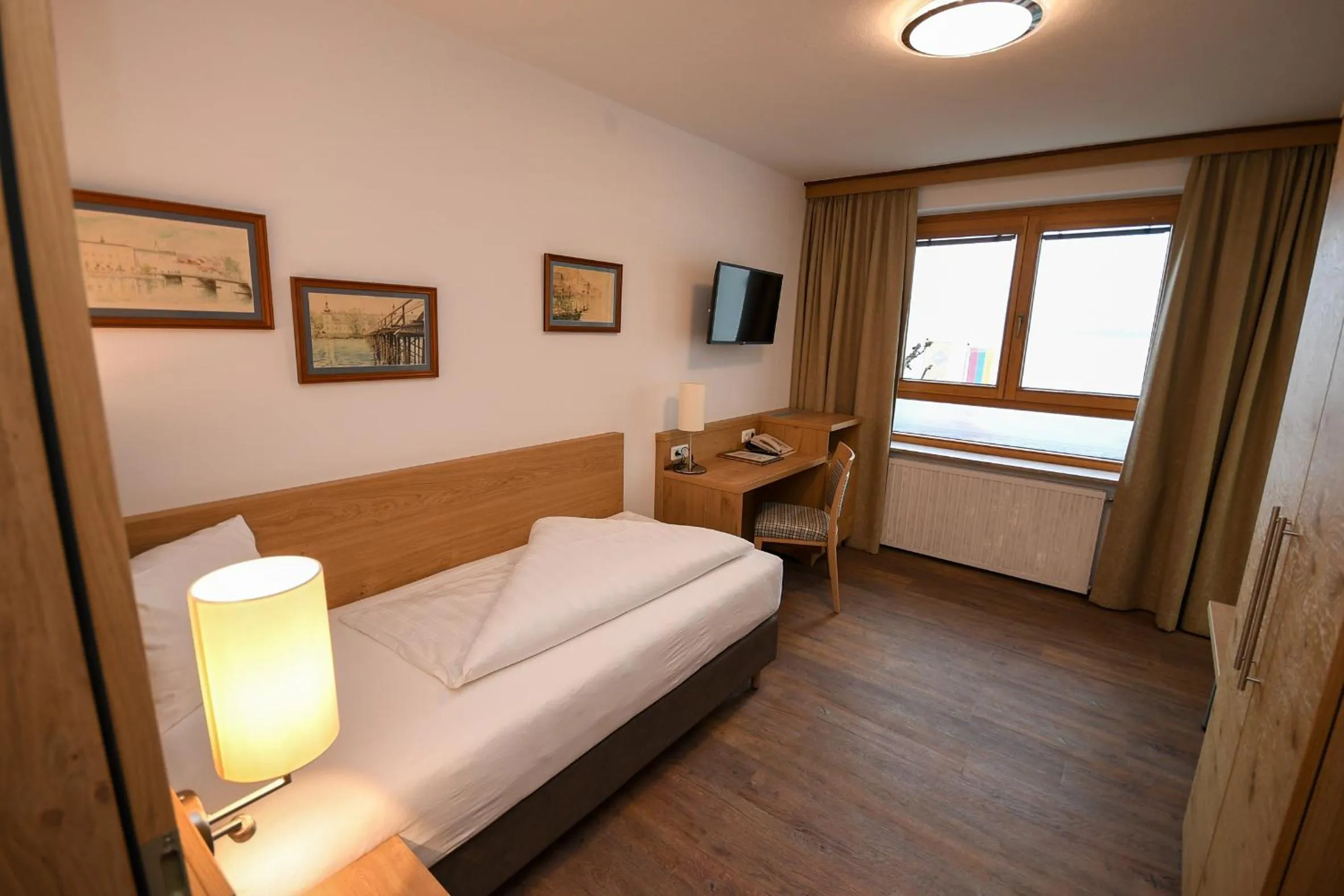 Photo of the whole room, Bed in Seegasthof Hois'n Wirt - Hotel mit Wellnessbereich