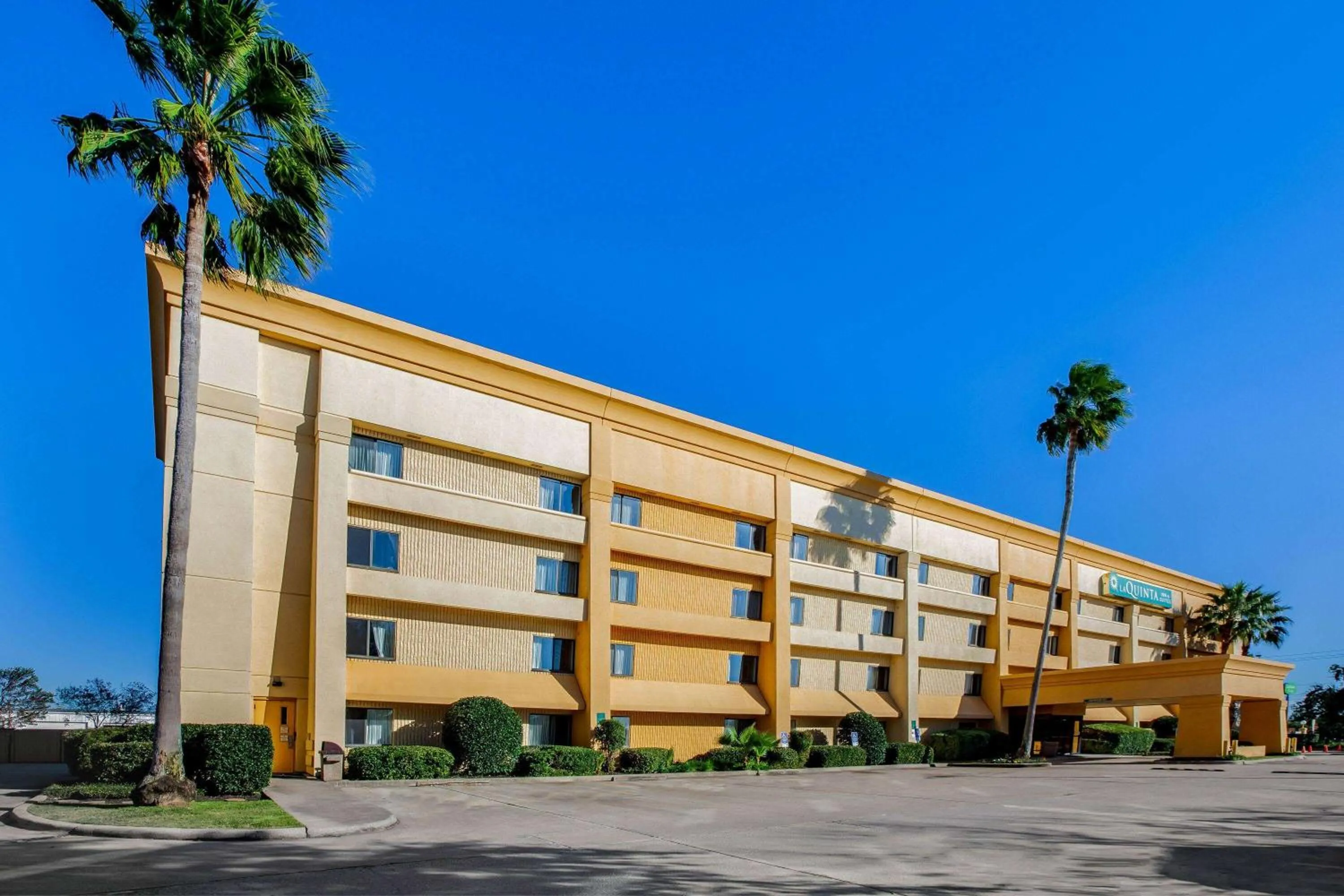 Property building in La Quinta by Wyndham Houston Baytown East
