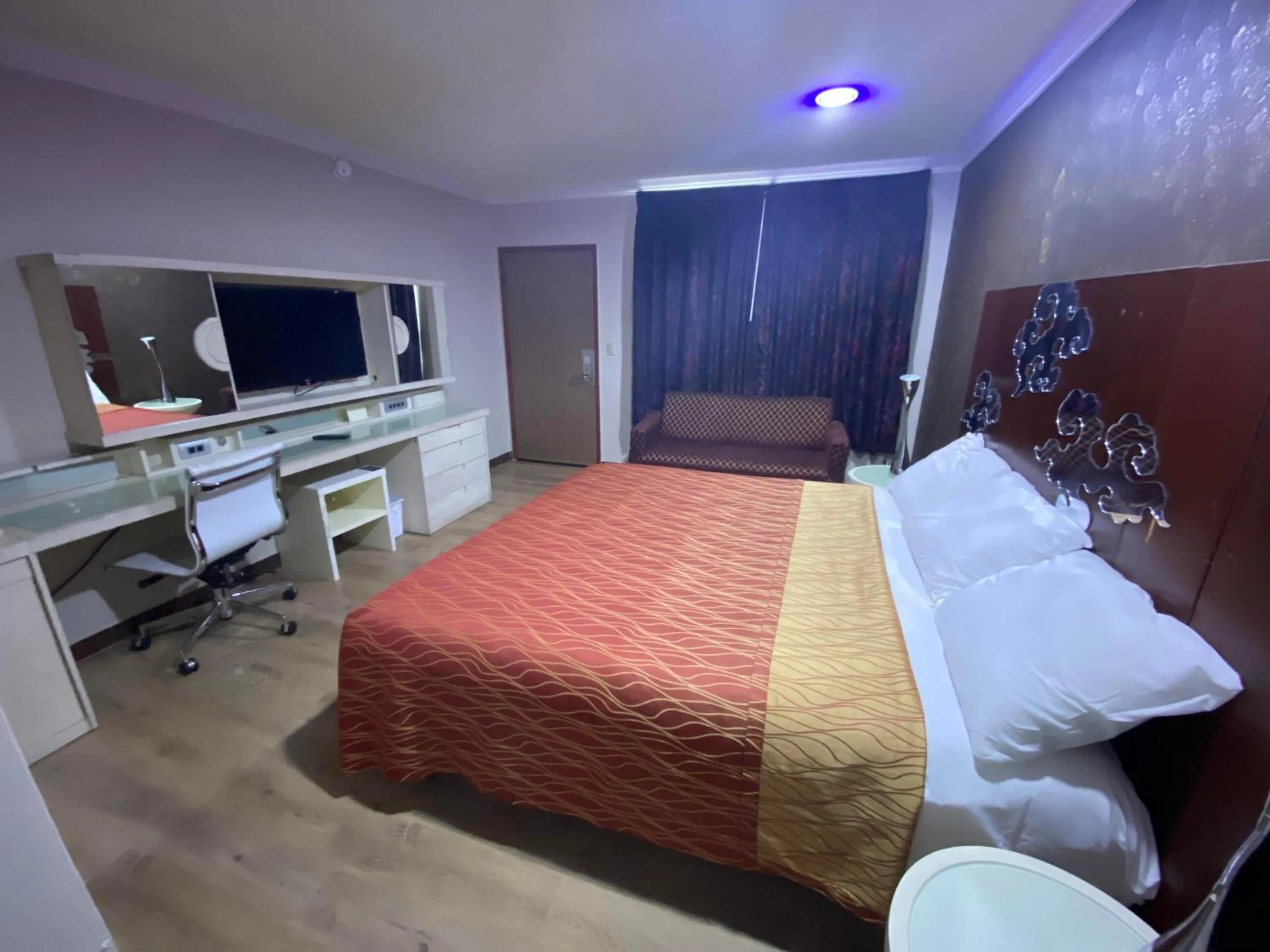 Bed in Villa Park Motel