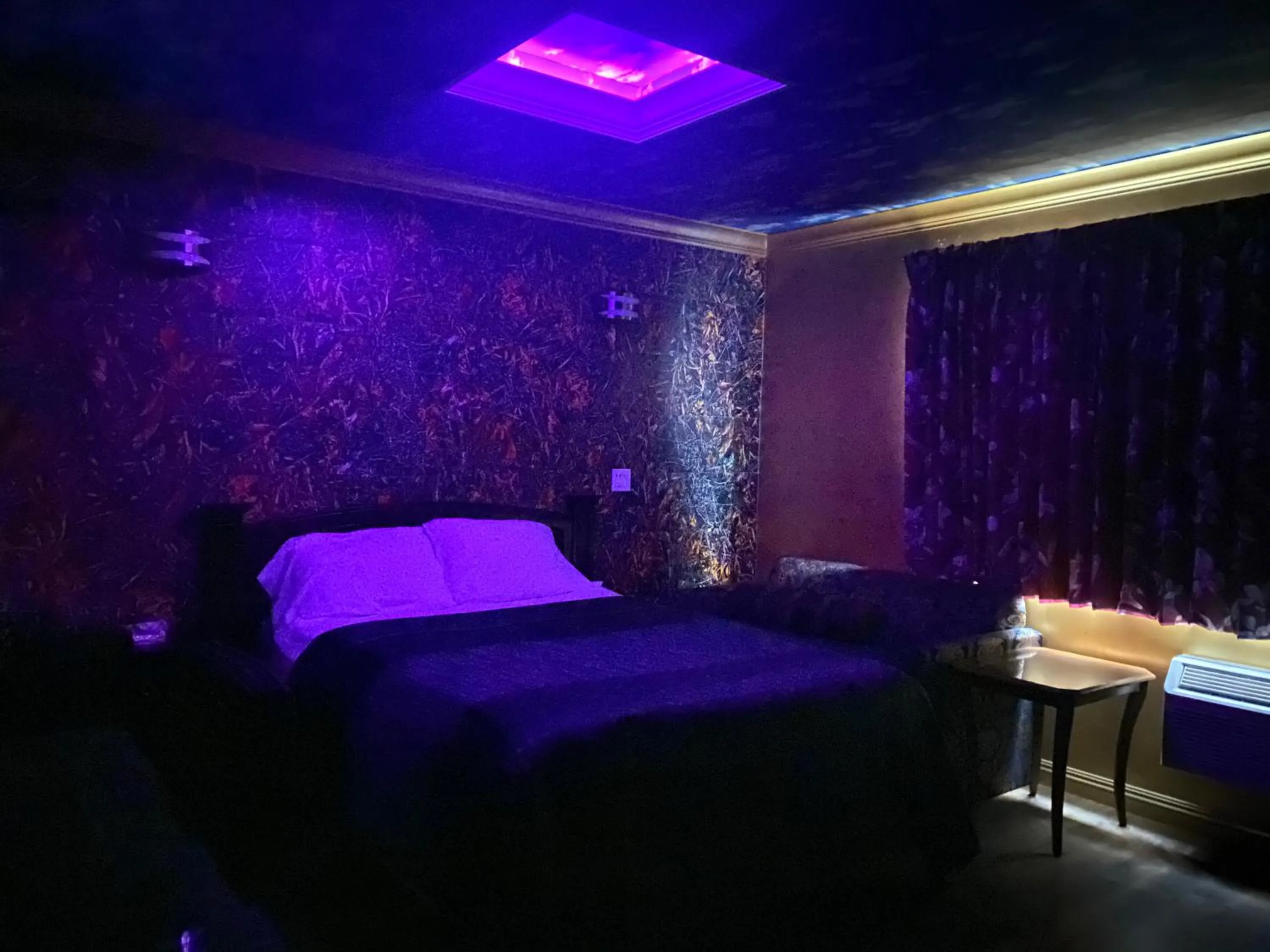 Bed in Villa Park Motel