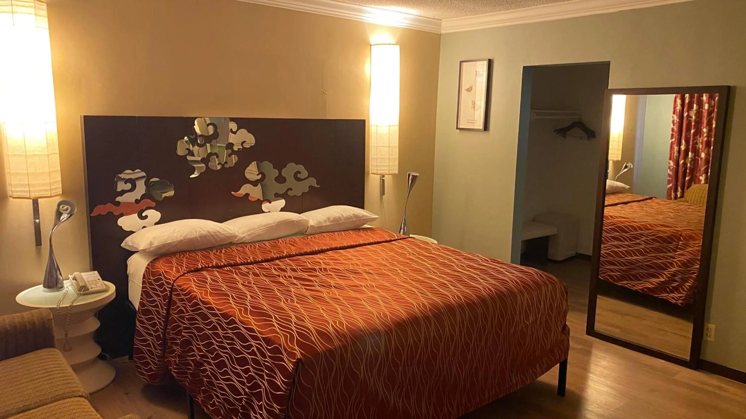 Bed in Villa Park Motel