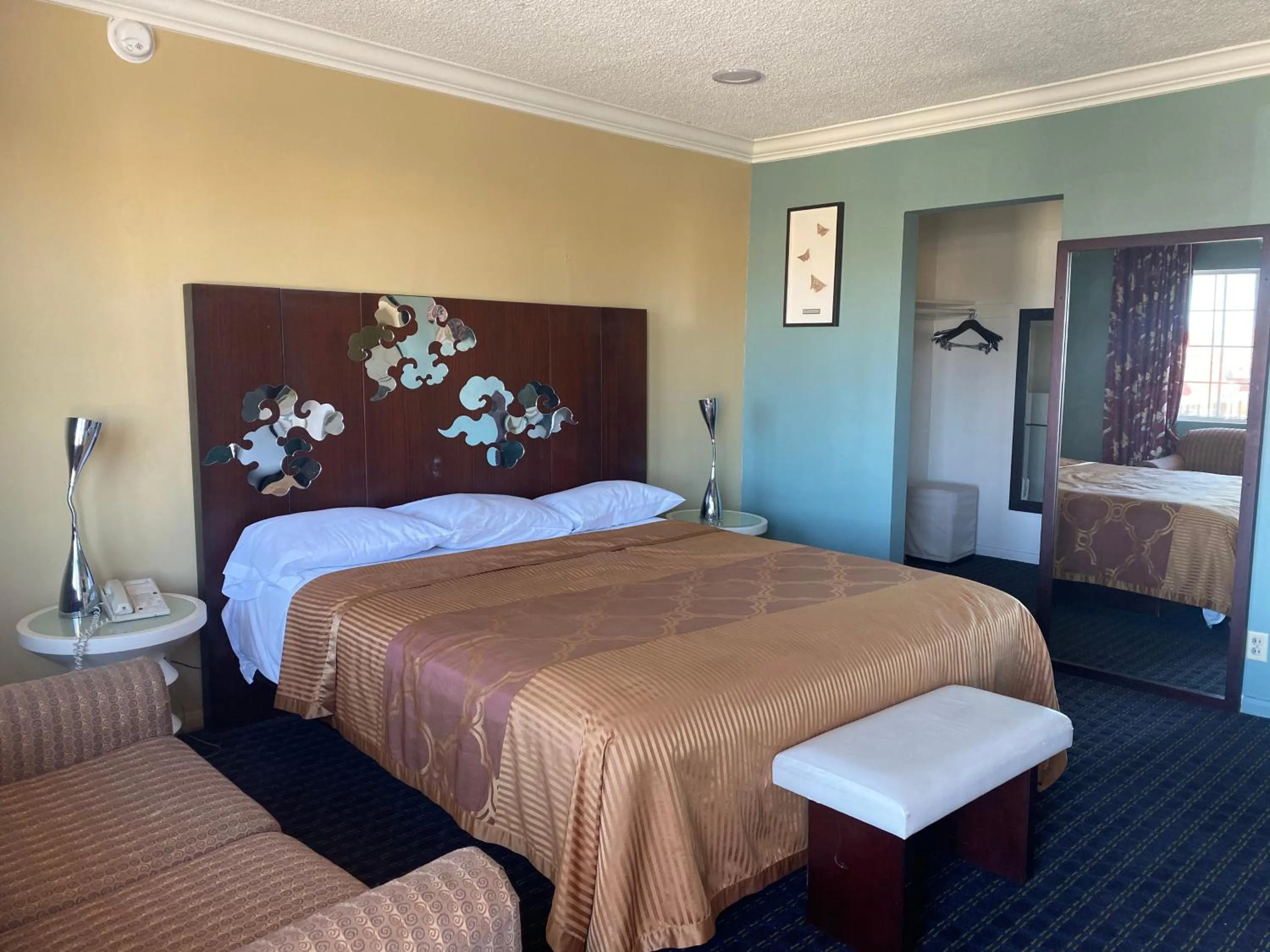 Bed in Villa Park Motel