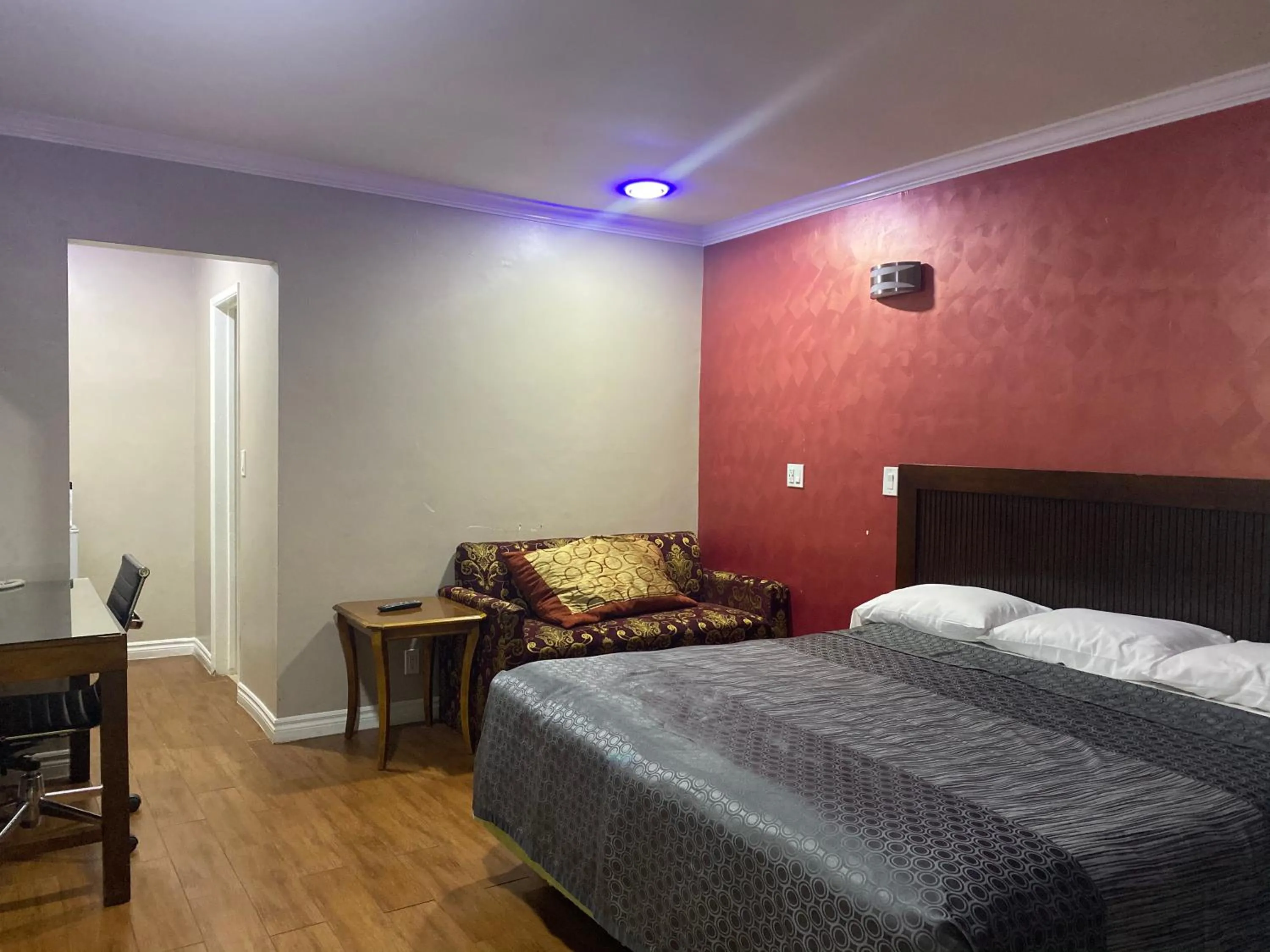 Bed in Villa Park Motel