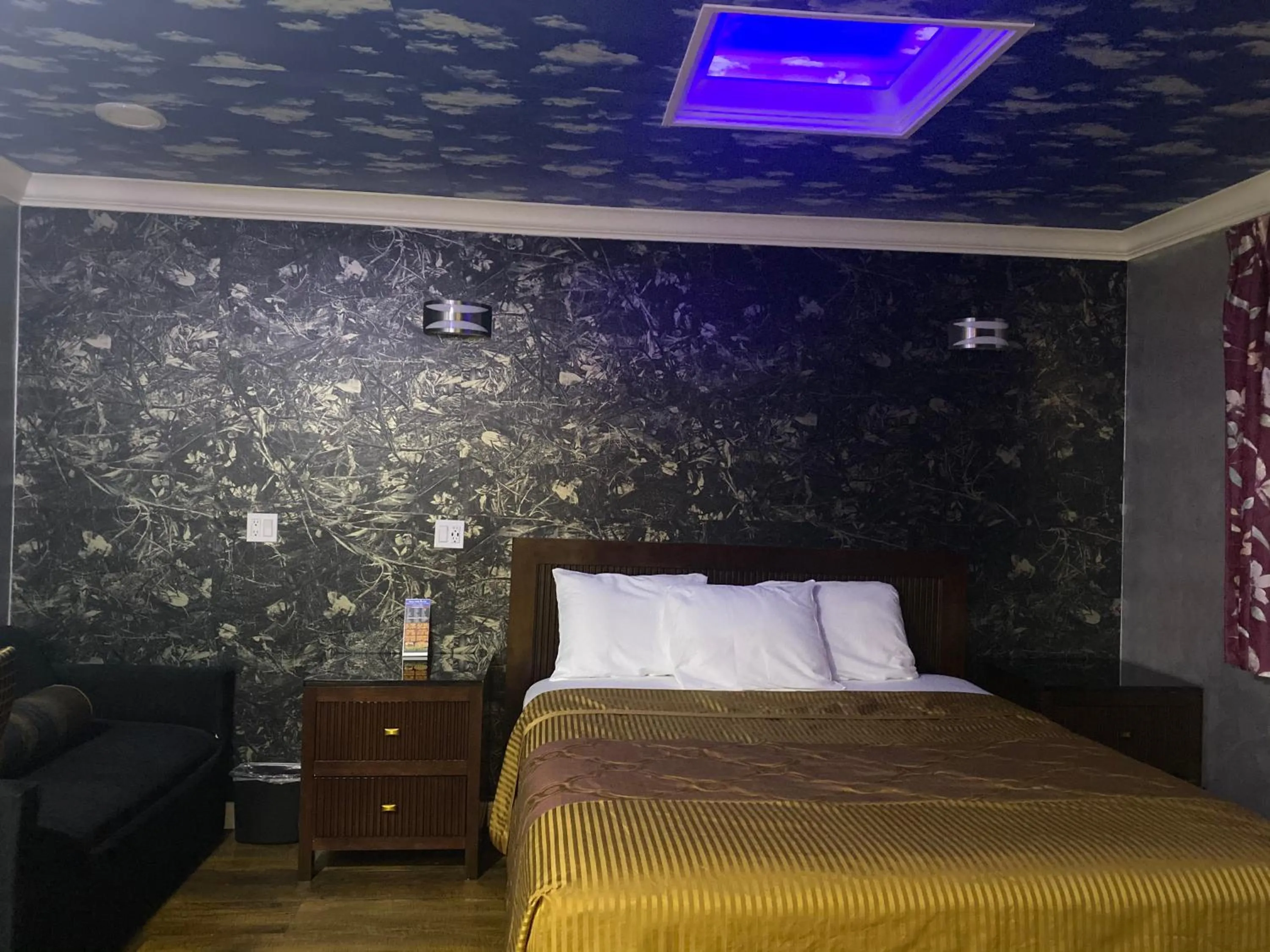 Bed in Villa Park Motel