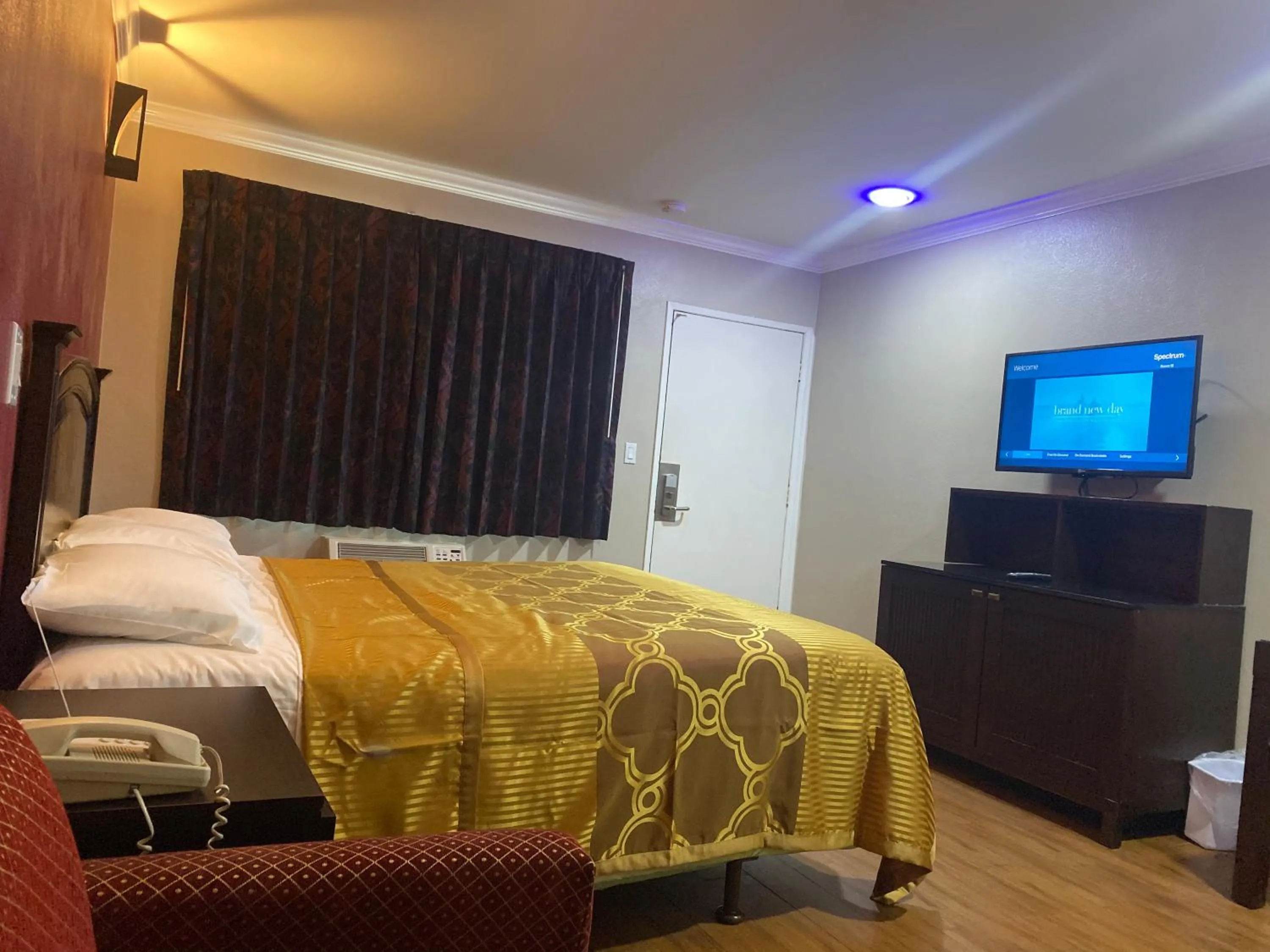 Bed in Villa Park Motel