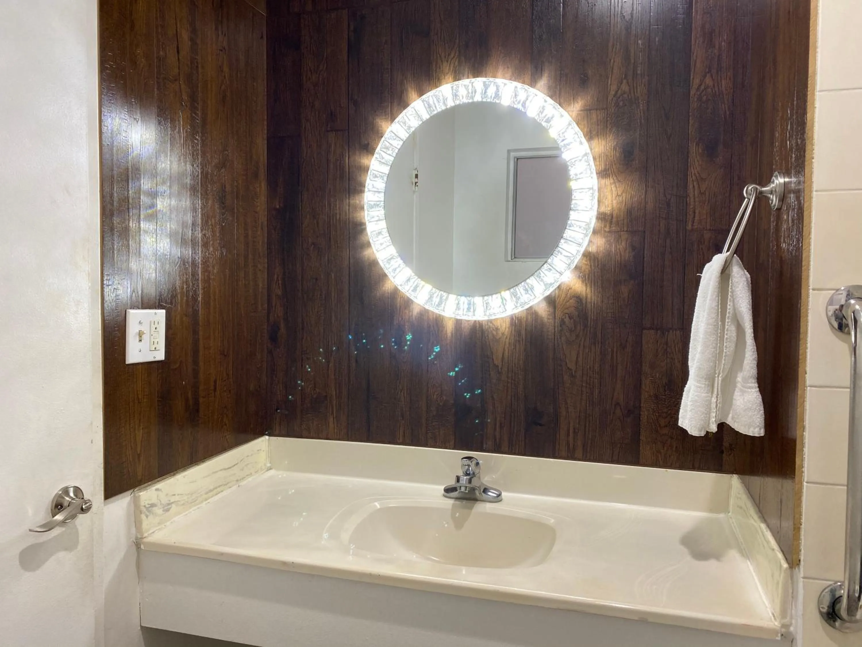 Bathroom in Villa Park Motel