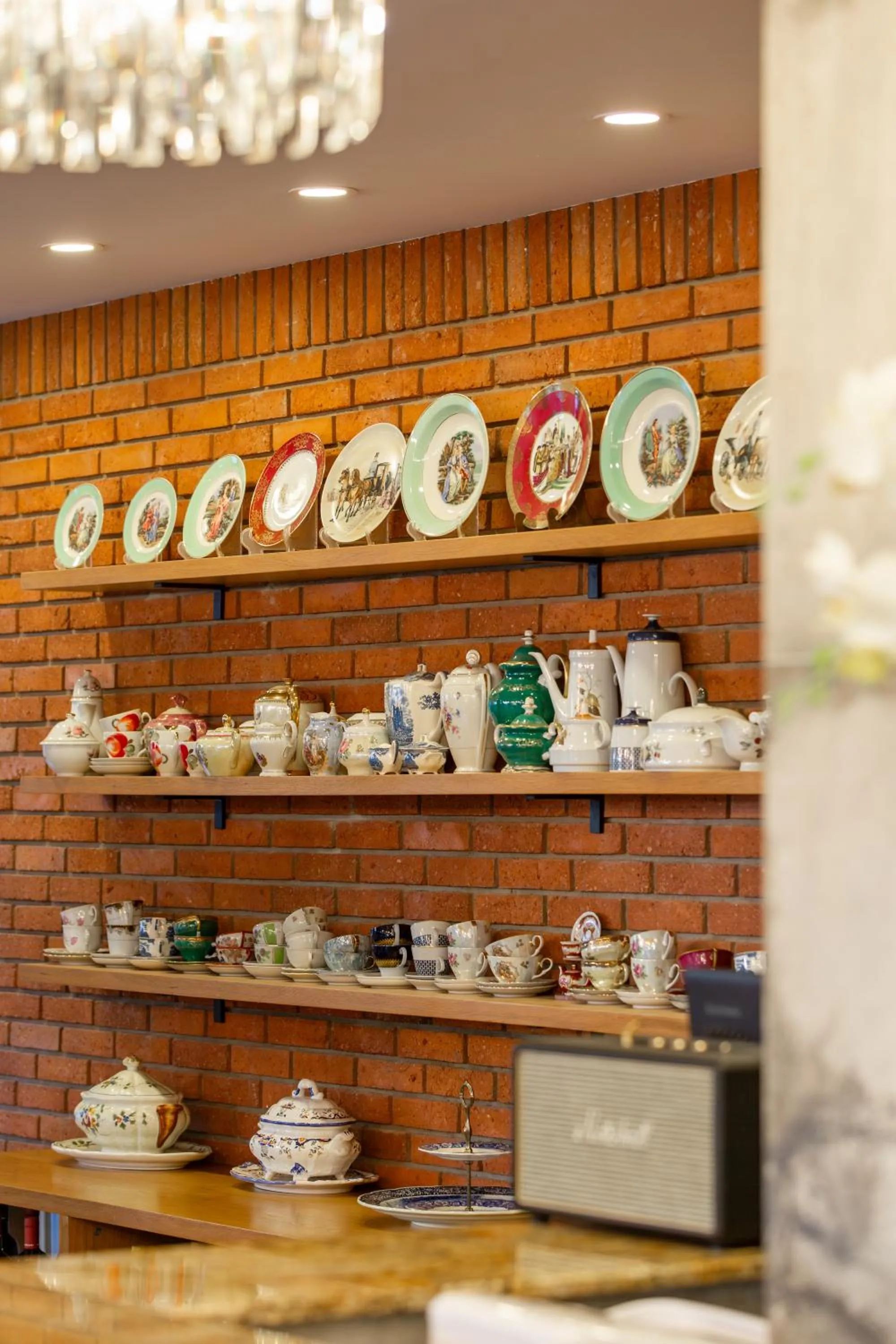 Restaurant/places to eat in Seventeen Rooms