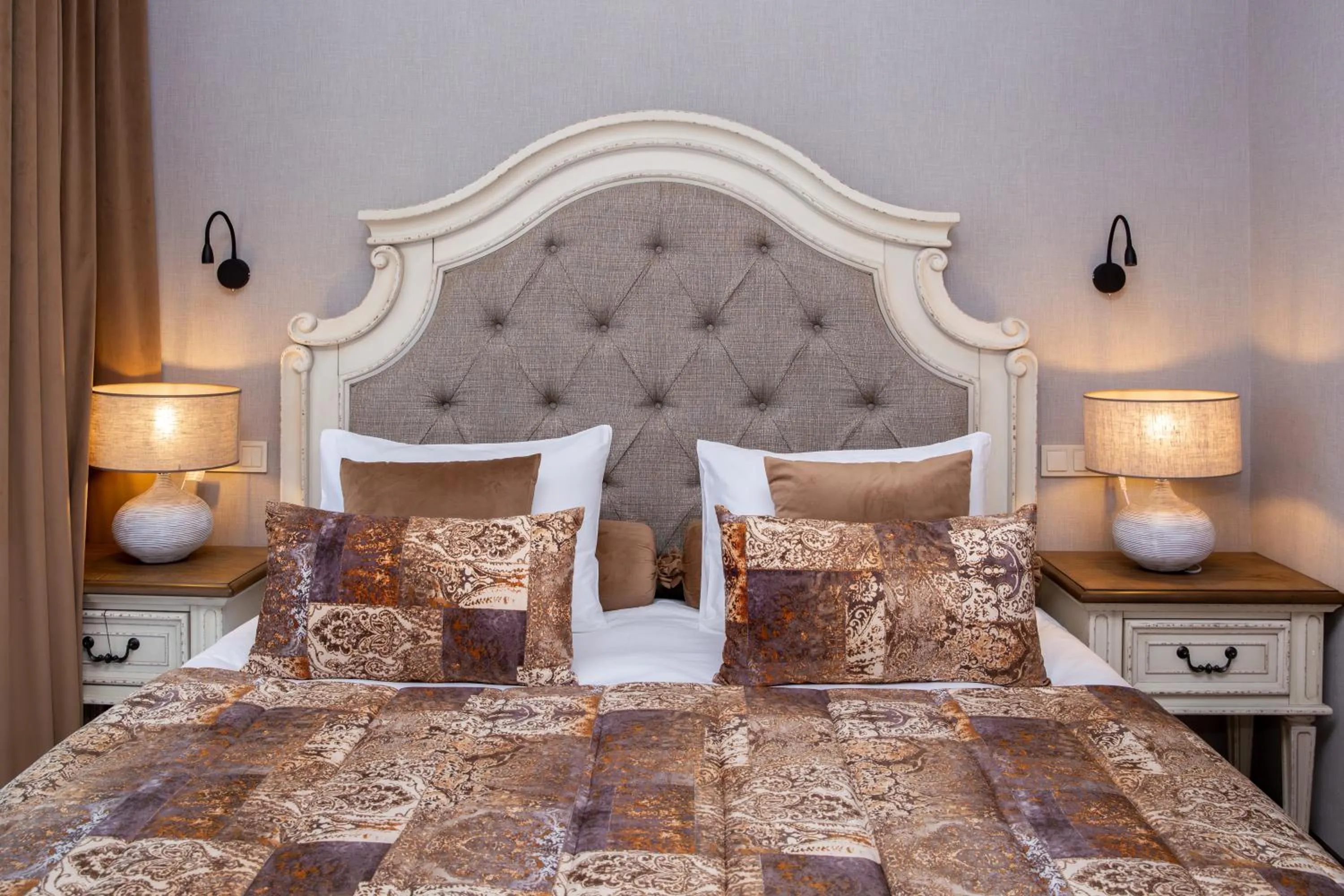 Bed in Seventeen Rooms