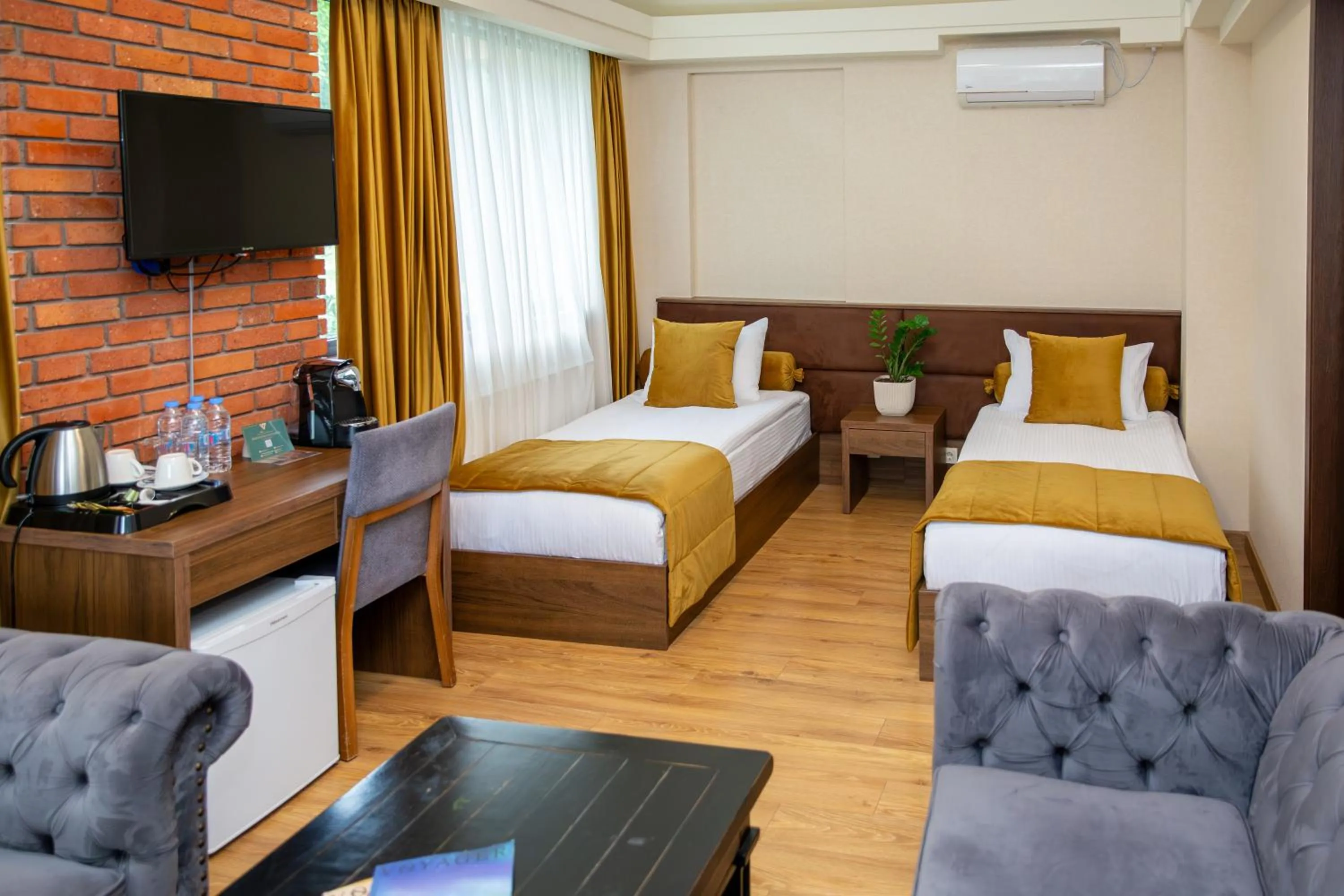 Seating area, Bed in Seventeen Rooms