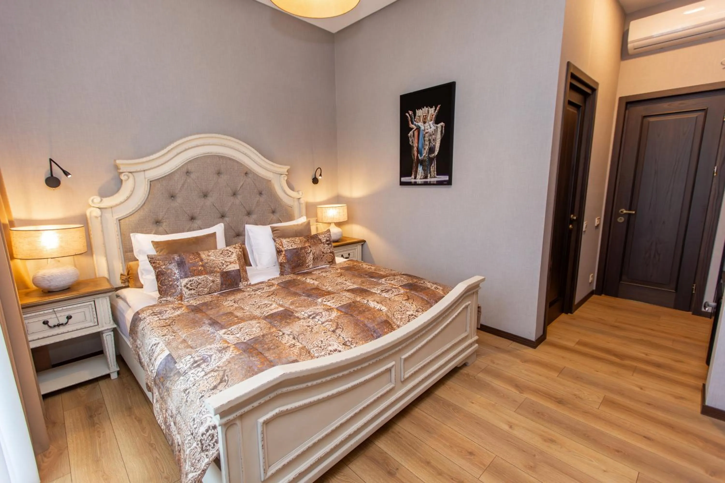 Photo of the whole room, Bed in Seventeen Rooms