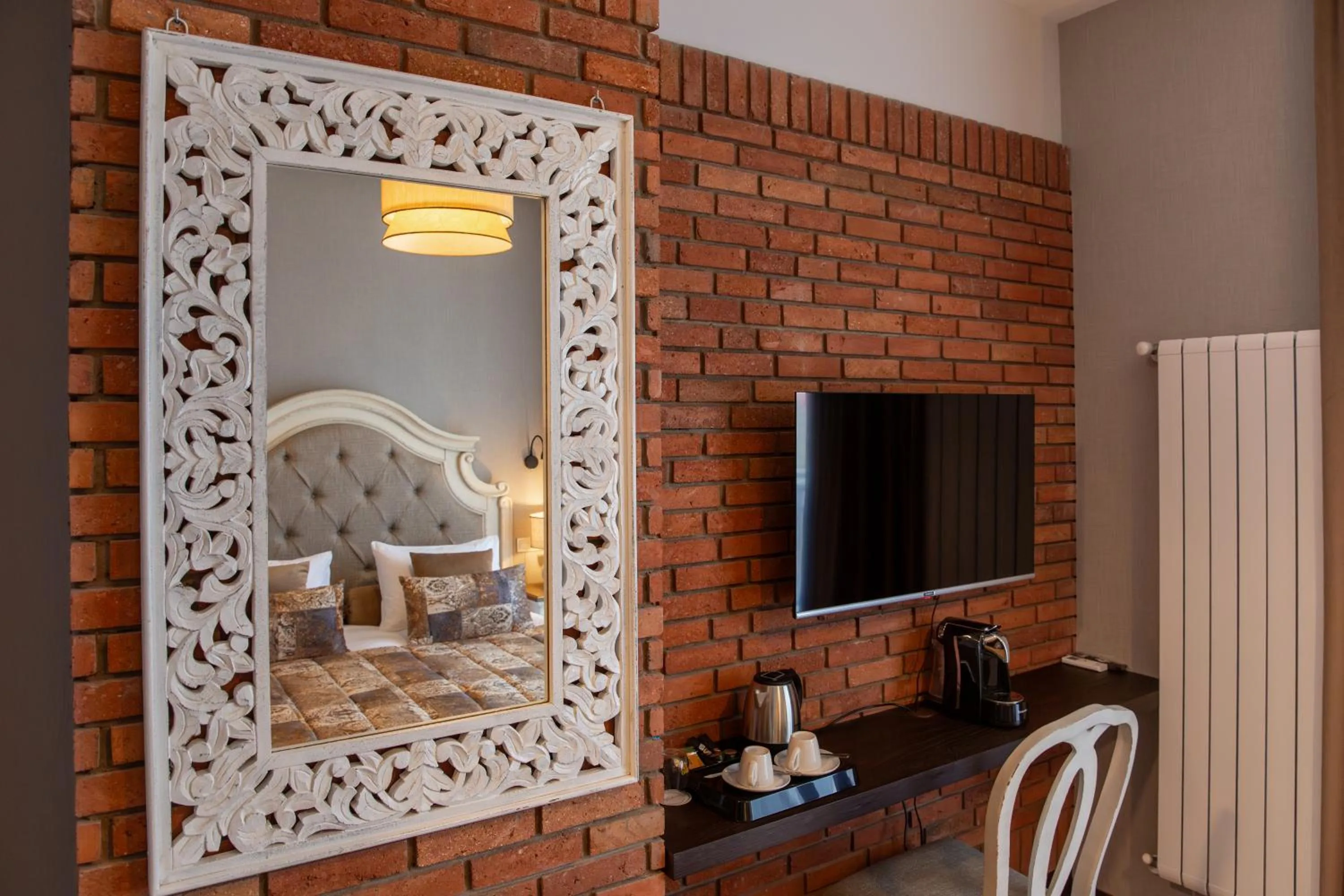 TV and multimedia in Seventeen Rooms