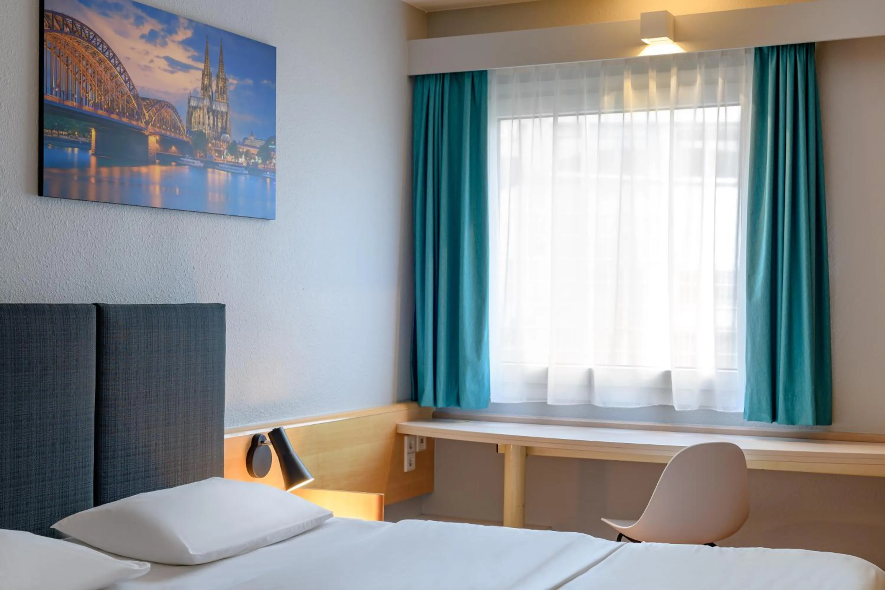 Photo of the whole room, Bed in ibis Köln Frechen