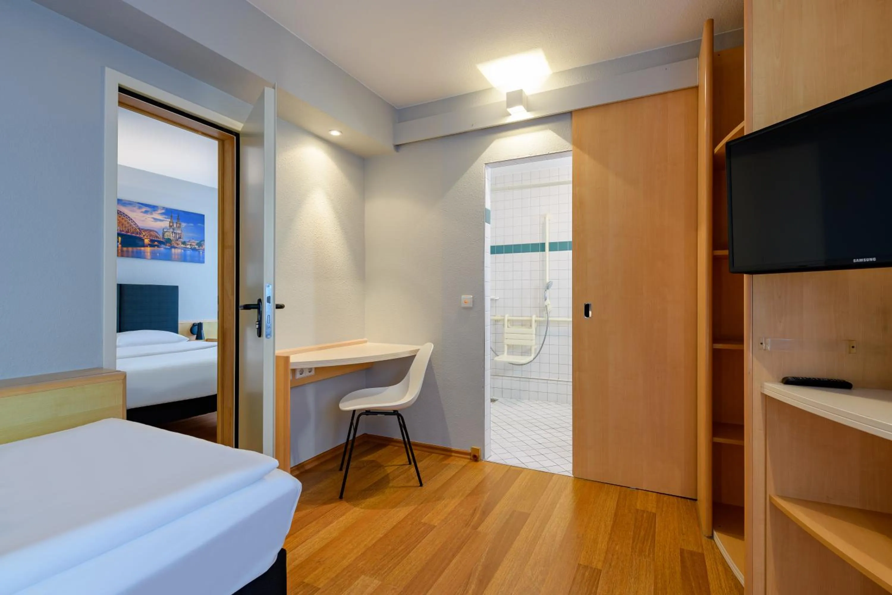 Facility for disabled guests, Bed in ibis Köln Frechen