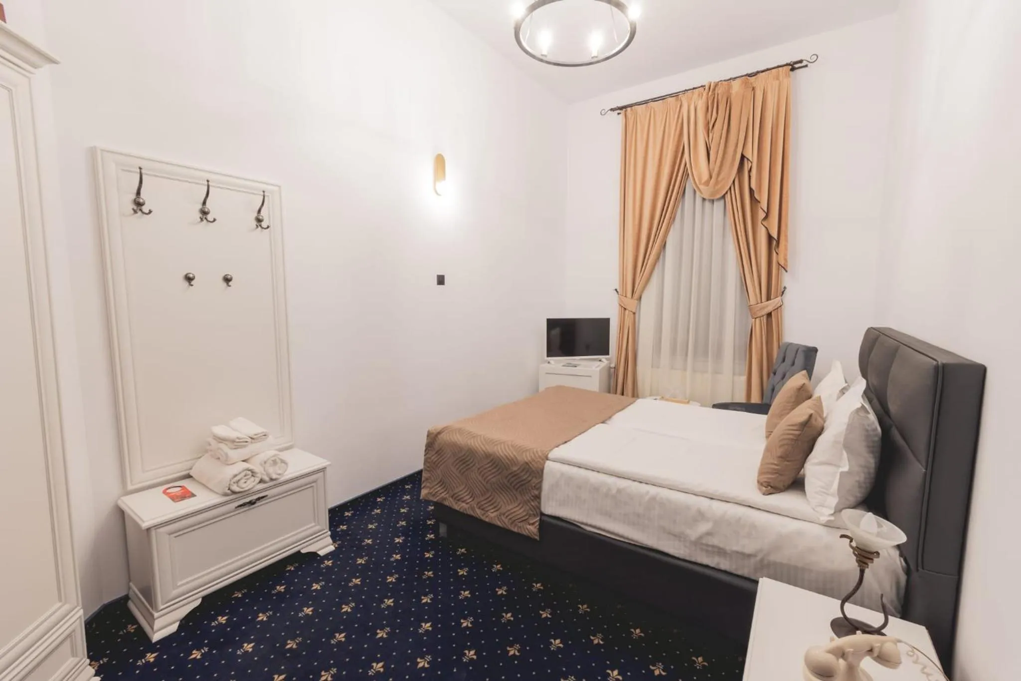 Bed in Hotel Carol - Vatra Dornei