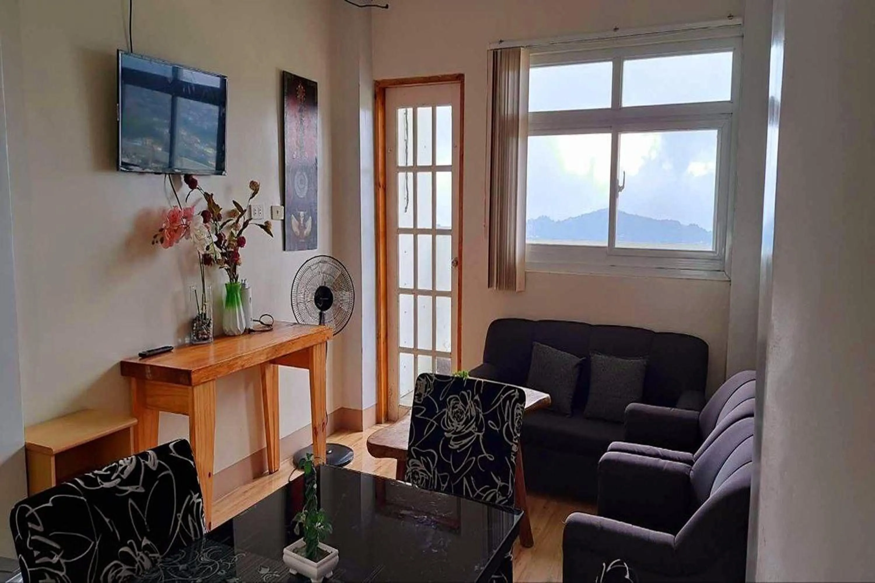 Living room in Wanay's Rocky Mountain Homestay