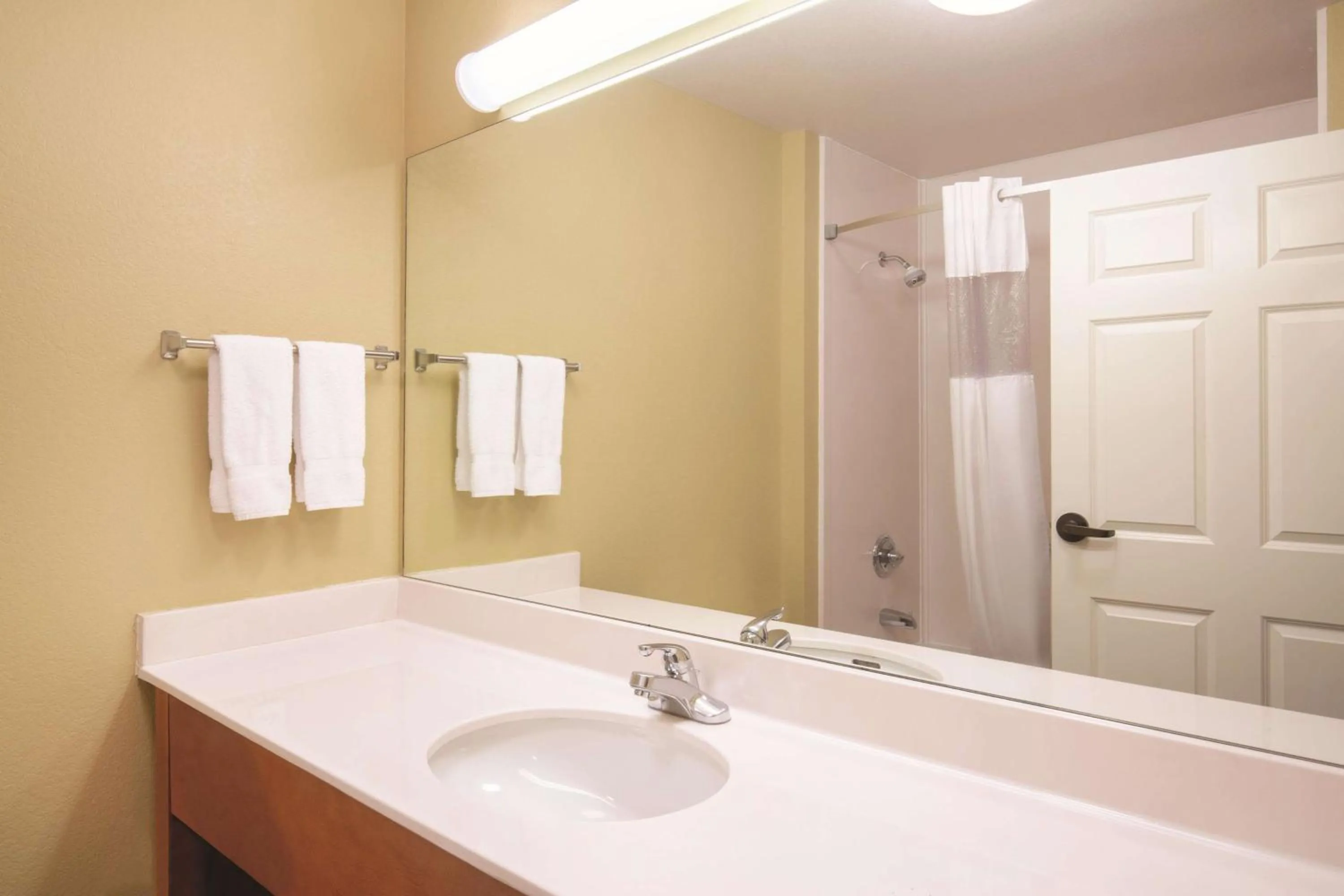 Photo of the whole room in La Quinta by Wyndham Bentonville