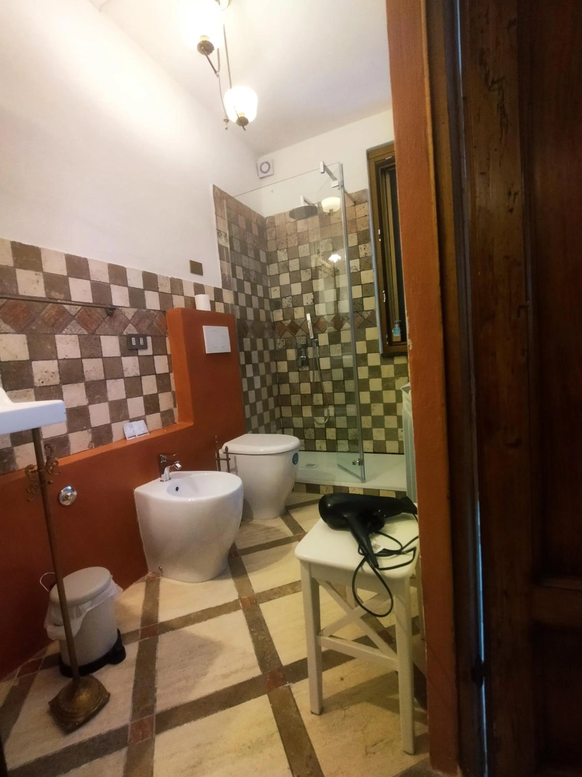 Shower in B&B Cribò