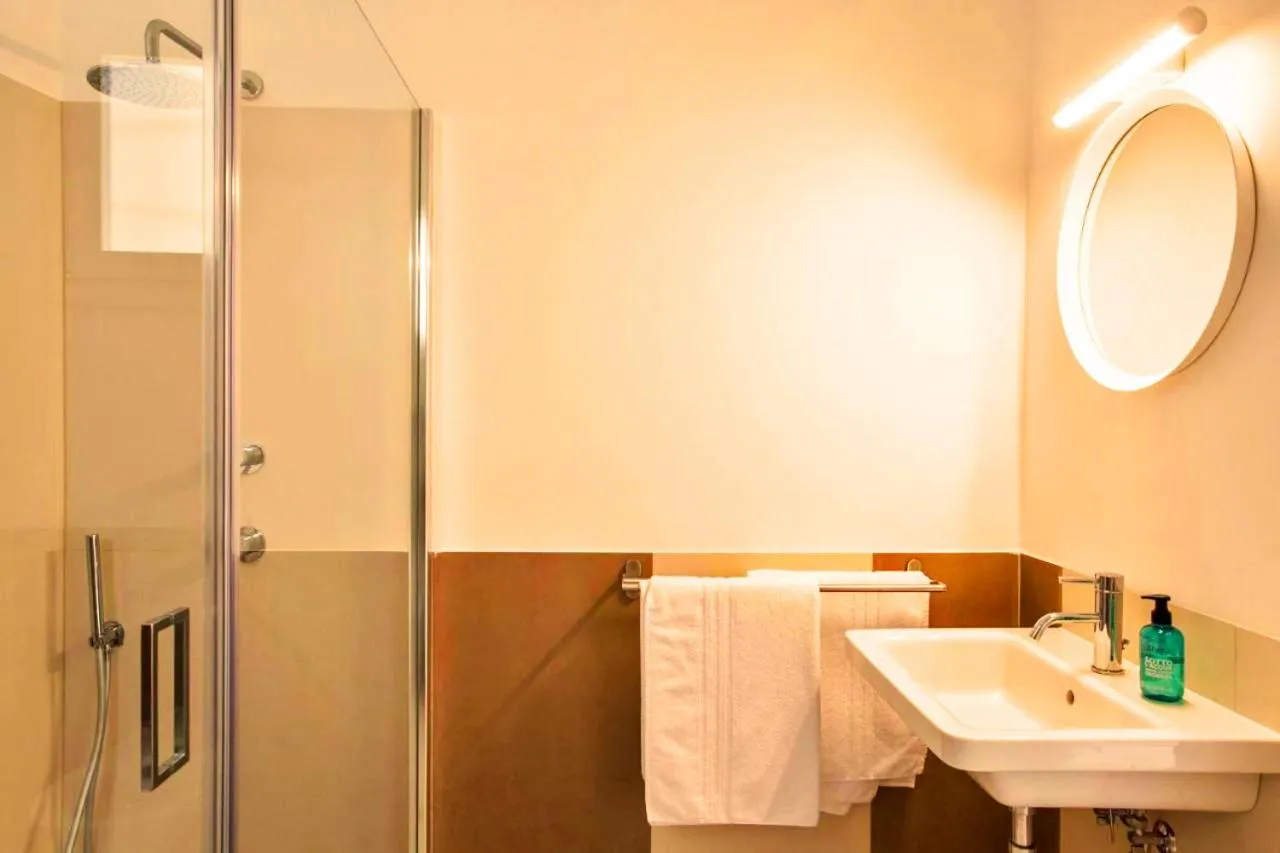 Shower in Last Minute Rooms Lecce