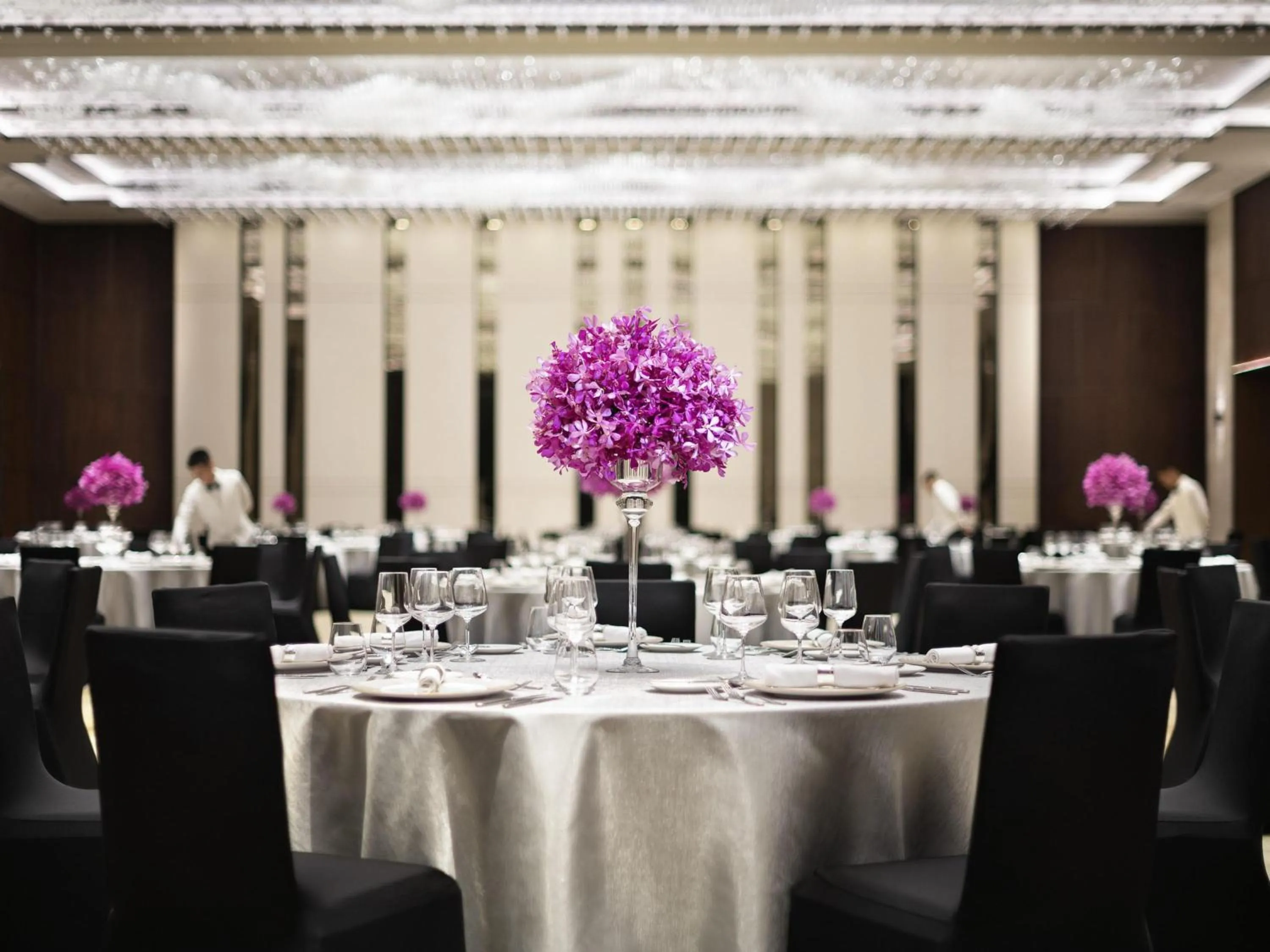 wedding in Raffles Shenzhen, Situated in the heart of One Shenzhen Bay, Book Now to Enjoy Free Minibar and Happy Hour Privileges at Long Bar on 71F