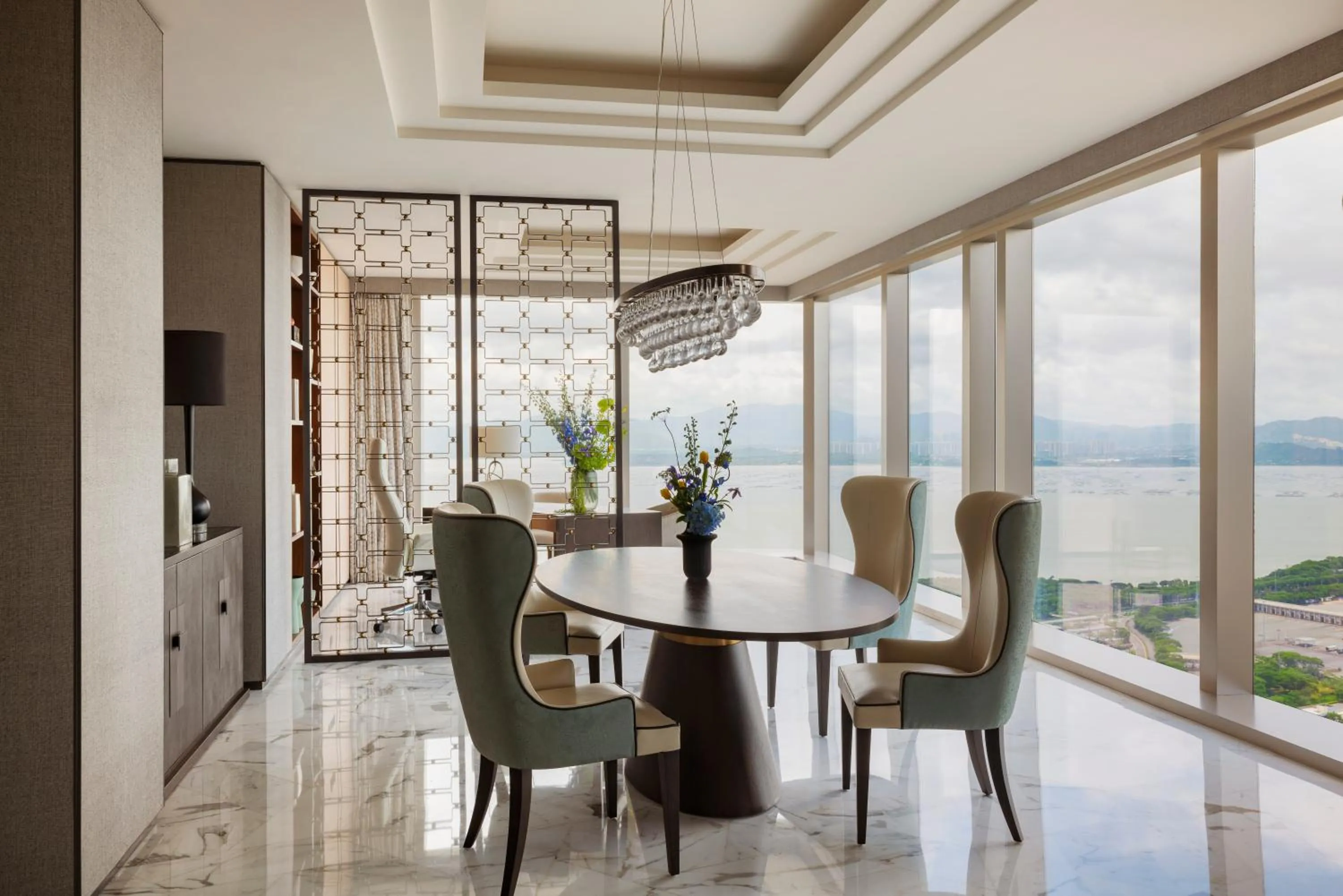 Living room in Raffles Shenzhen, Situated in the heart of One Shenzhen Bay, Book Now to Enjoy Free Minibar and Happy Hour Privileges at Long Bar on 71F