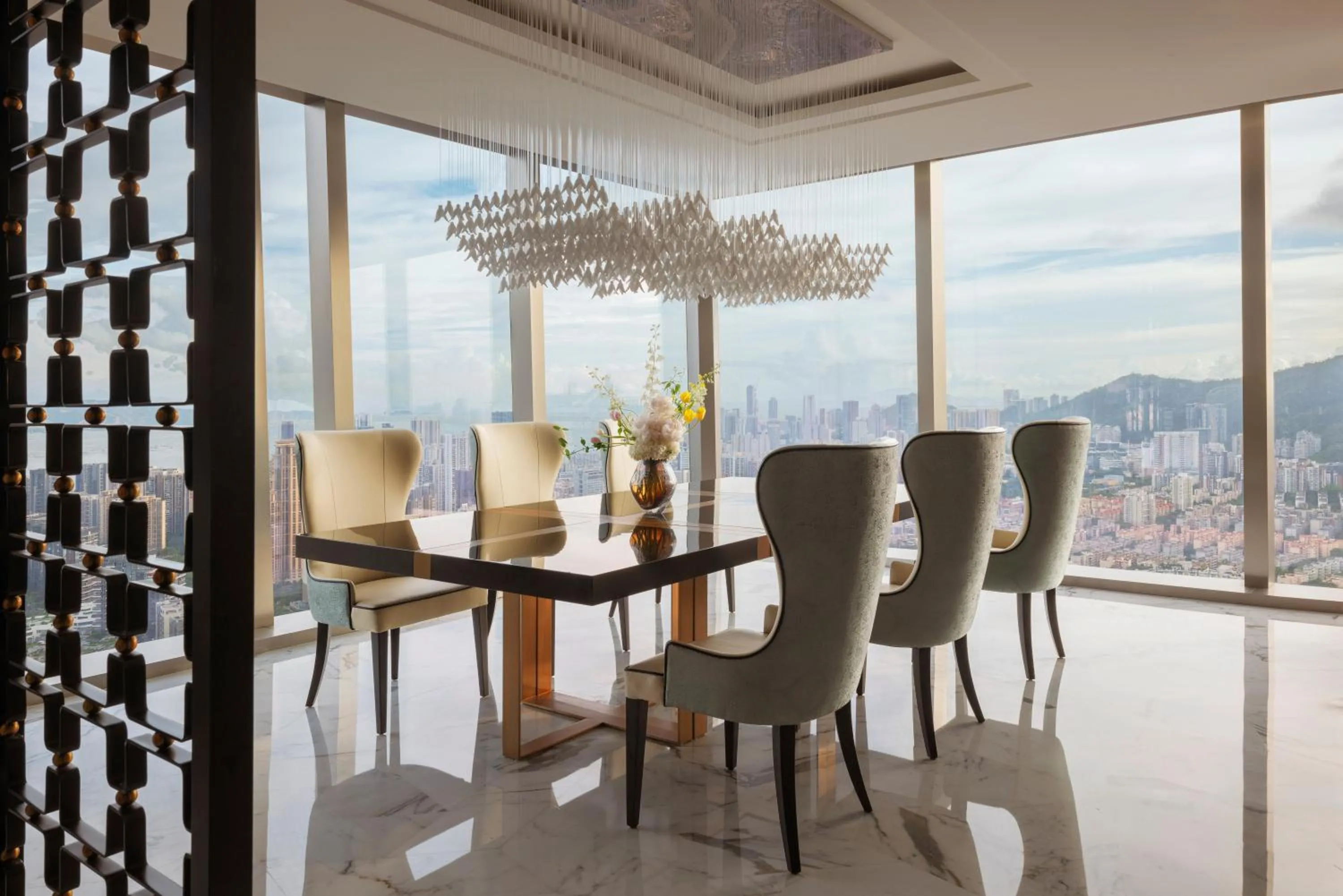Dining area in Raffles Shenzhen, Situated in the heart of One Shenzhen Bay, Book Now to Enjoy Free Minibar and Happy Hour Privileges at Long Bar on 71F