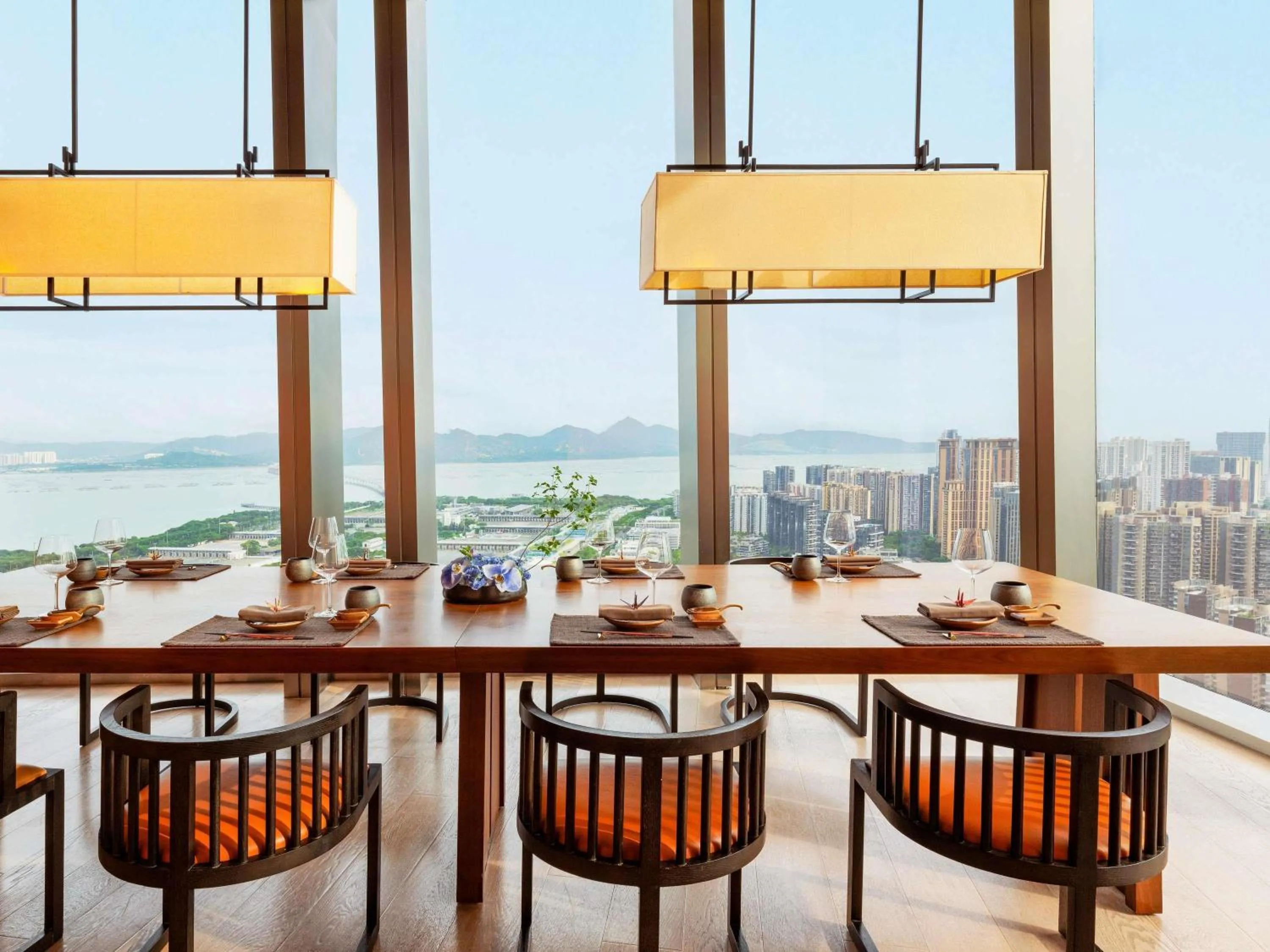 Restaurant/places to eat in Raffles Shenzhen, Situated in the heart of One Shenzhen Bay, Book Now to Enjoy Free Minibar and Happy Hour Privileges at Long Bar on 71F