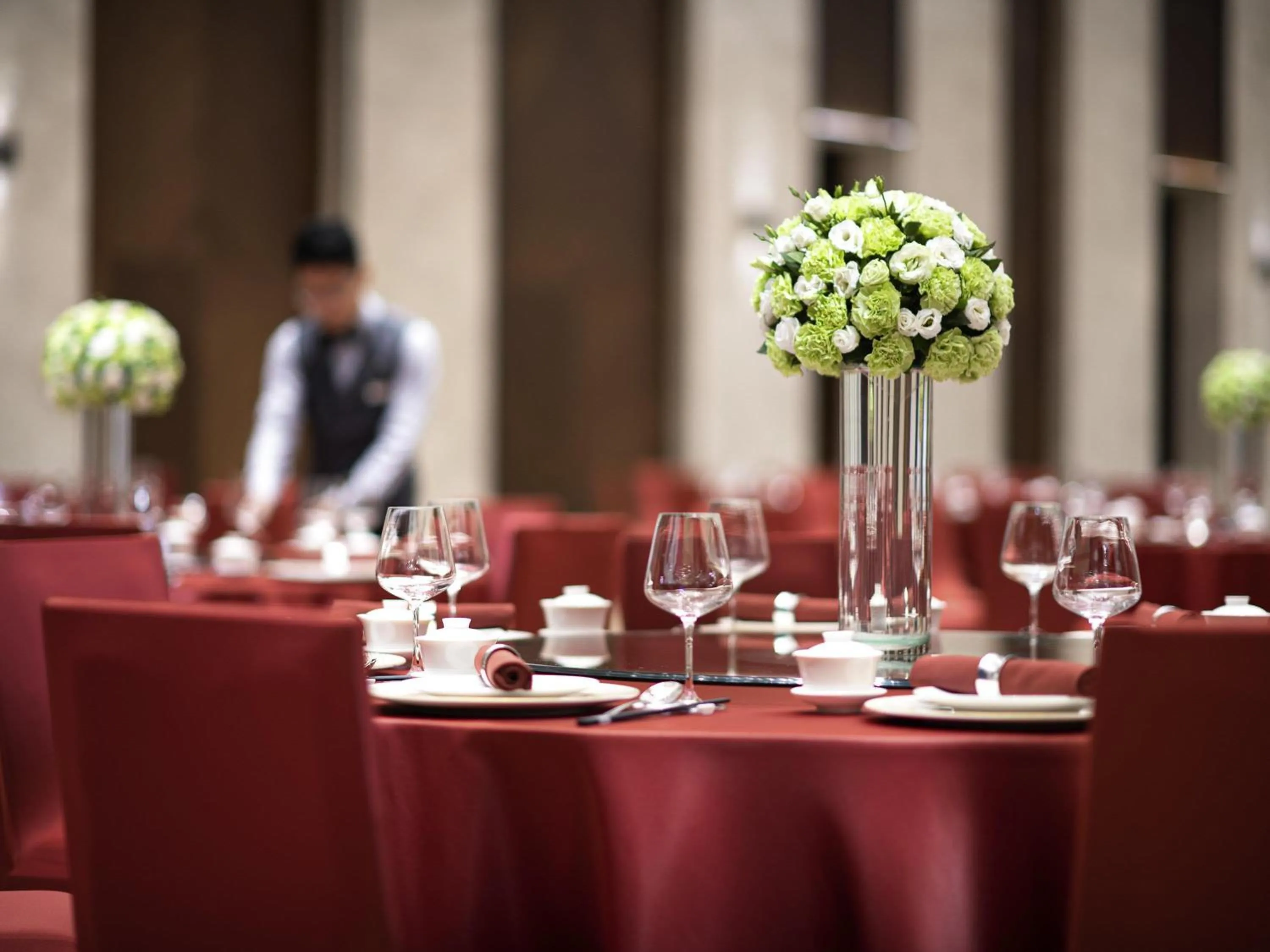 wedding in Raffles Shenzhen, Situated in the heart of One Shenzhen Bay, Book Now to Enjoy Free Minibar and Happy Hour Privileges at Long Bar on 71F