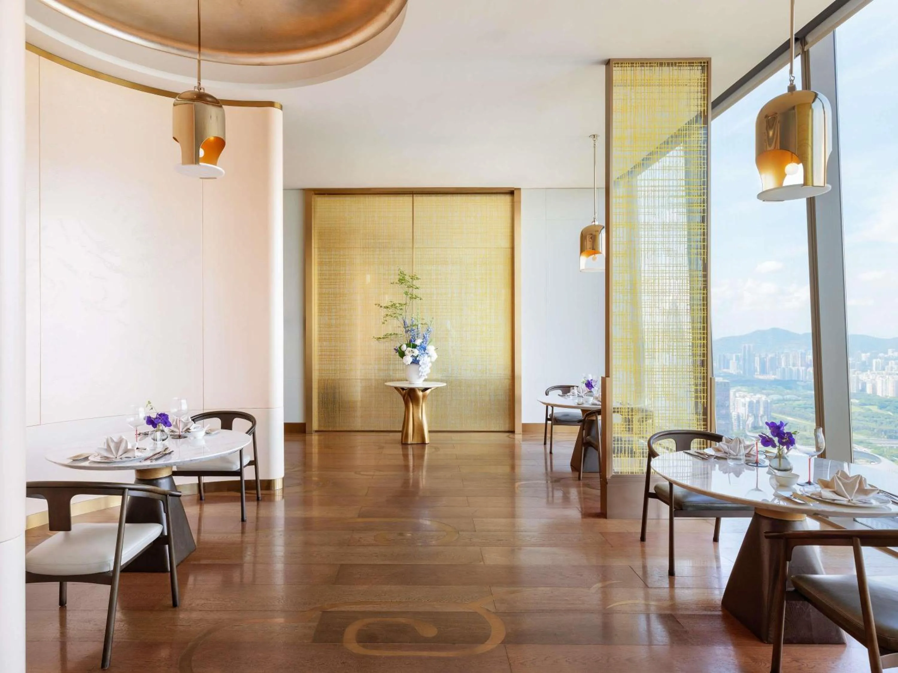 Restaurant/places to eat in Raffles Shenzhen, Situated in the heart of One Shenzhen Bay, Book Now to Enjoy Free Minibar and Happy Hour Privileges at Long Bar on 71F