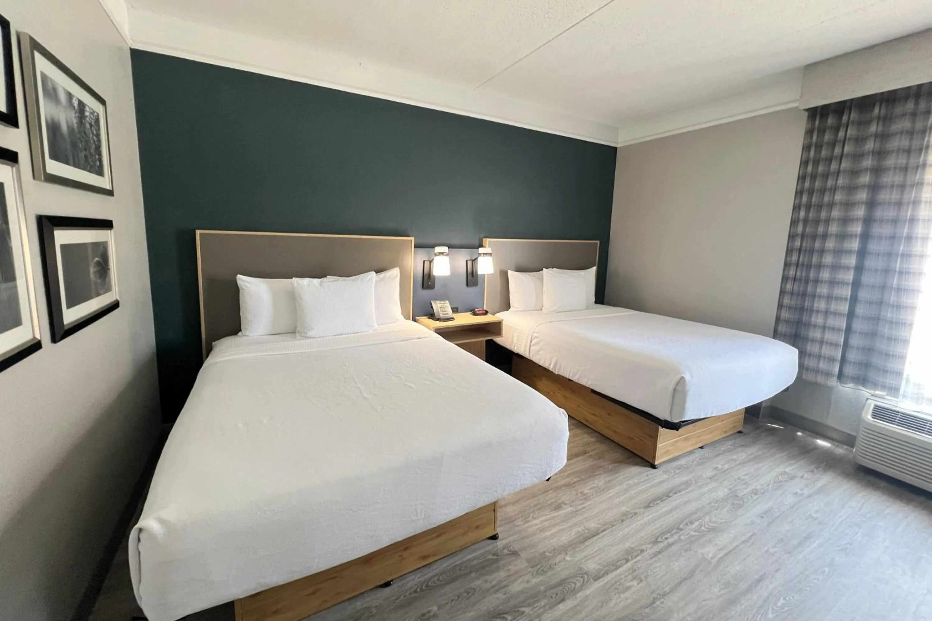 Photo of the whole room, Bed in La Quinta by Wyndham Dallas Arlington South