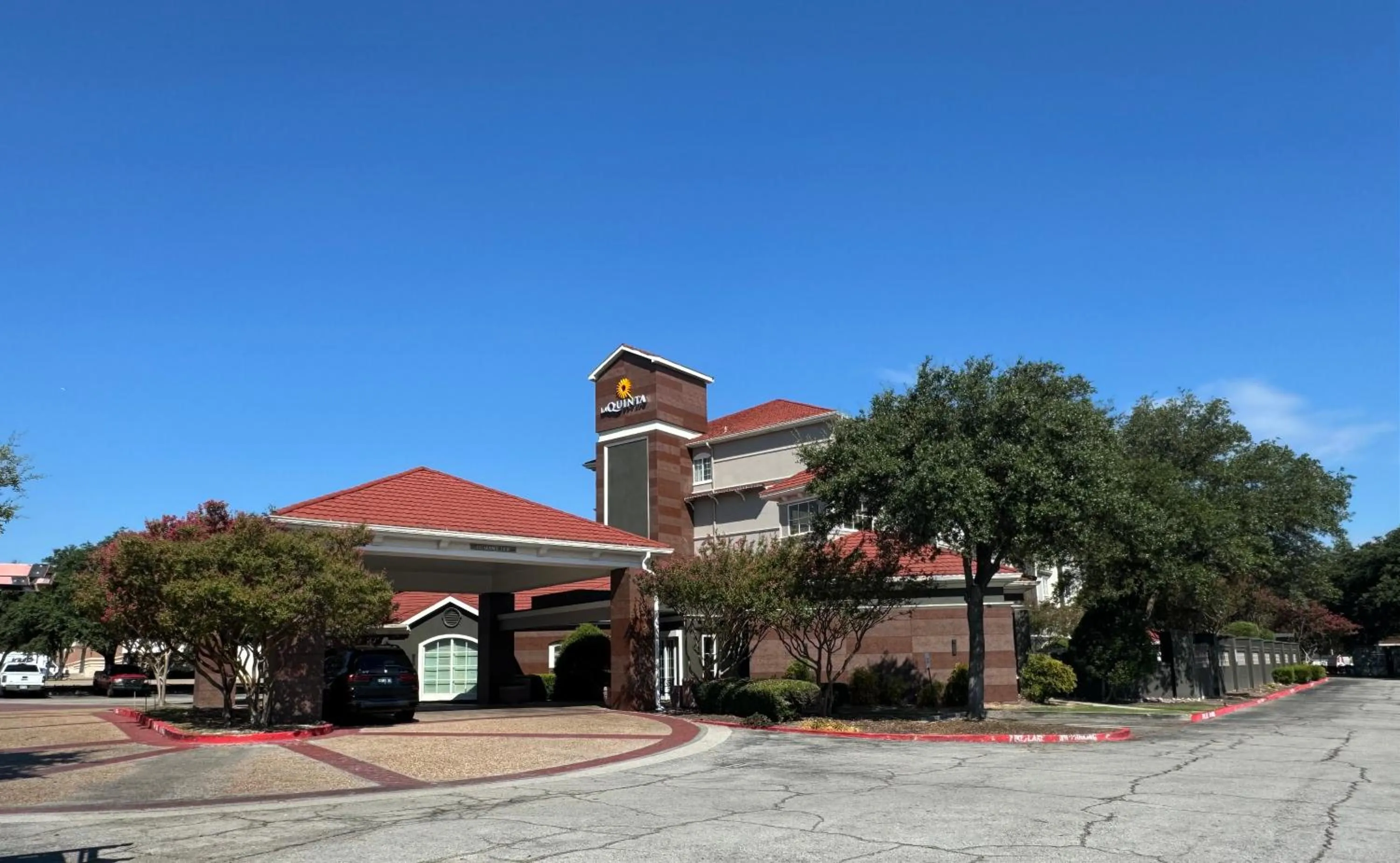 Property building in La Quinta by Wyndham Dallas Arlington South